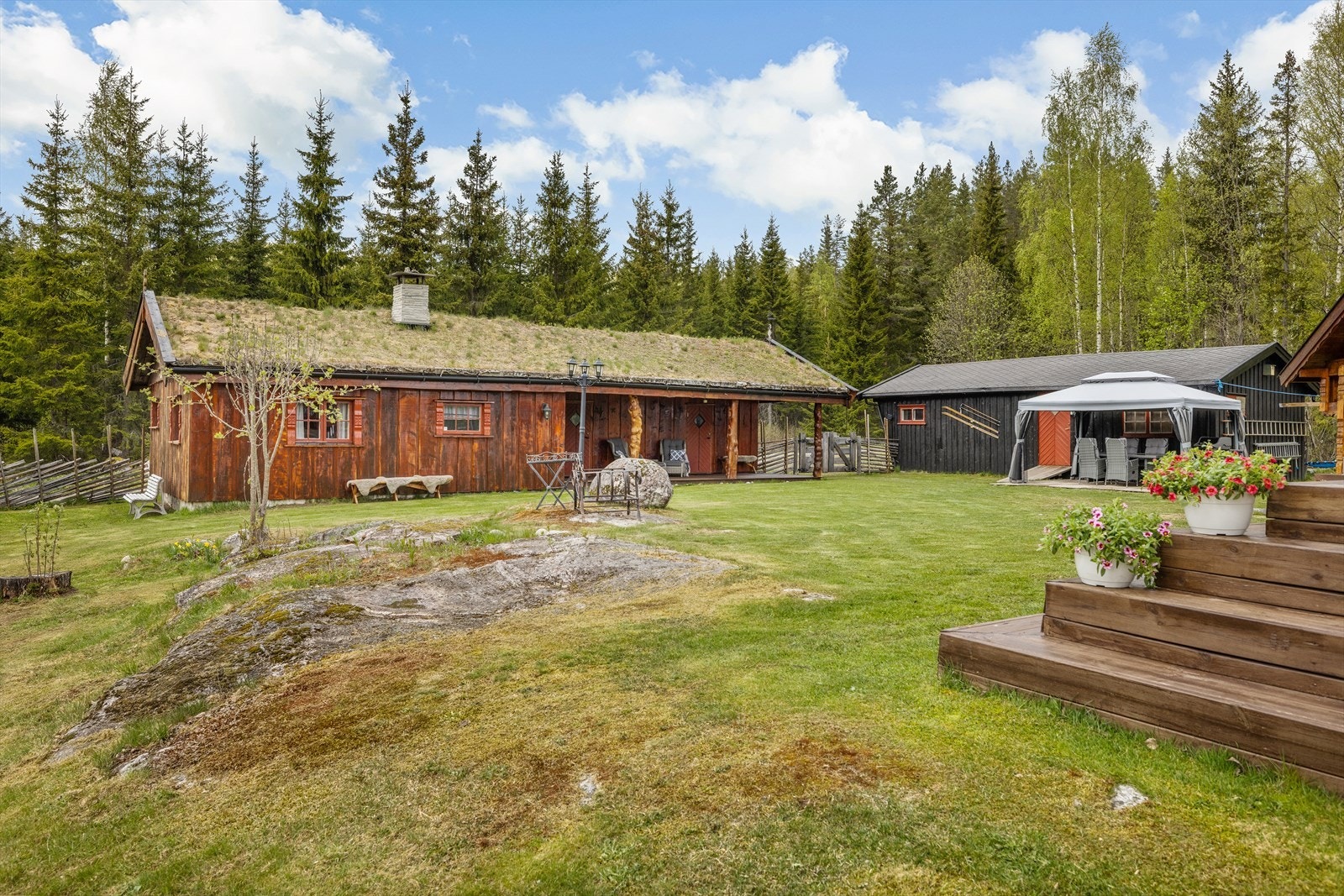 Gjestehytta og garasjen sett fra hovedhyttas terrasse. Galleribilde