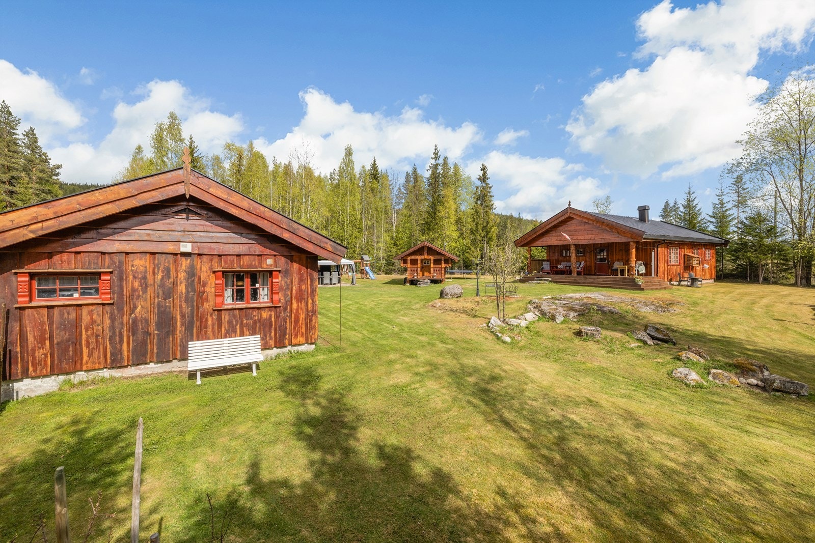 Gjestehytta med sitt tradisjonelle torvtak glir naturlig inn i omgivelsene. Galleribilde