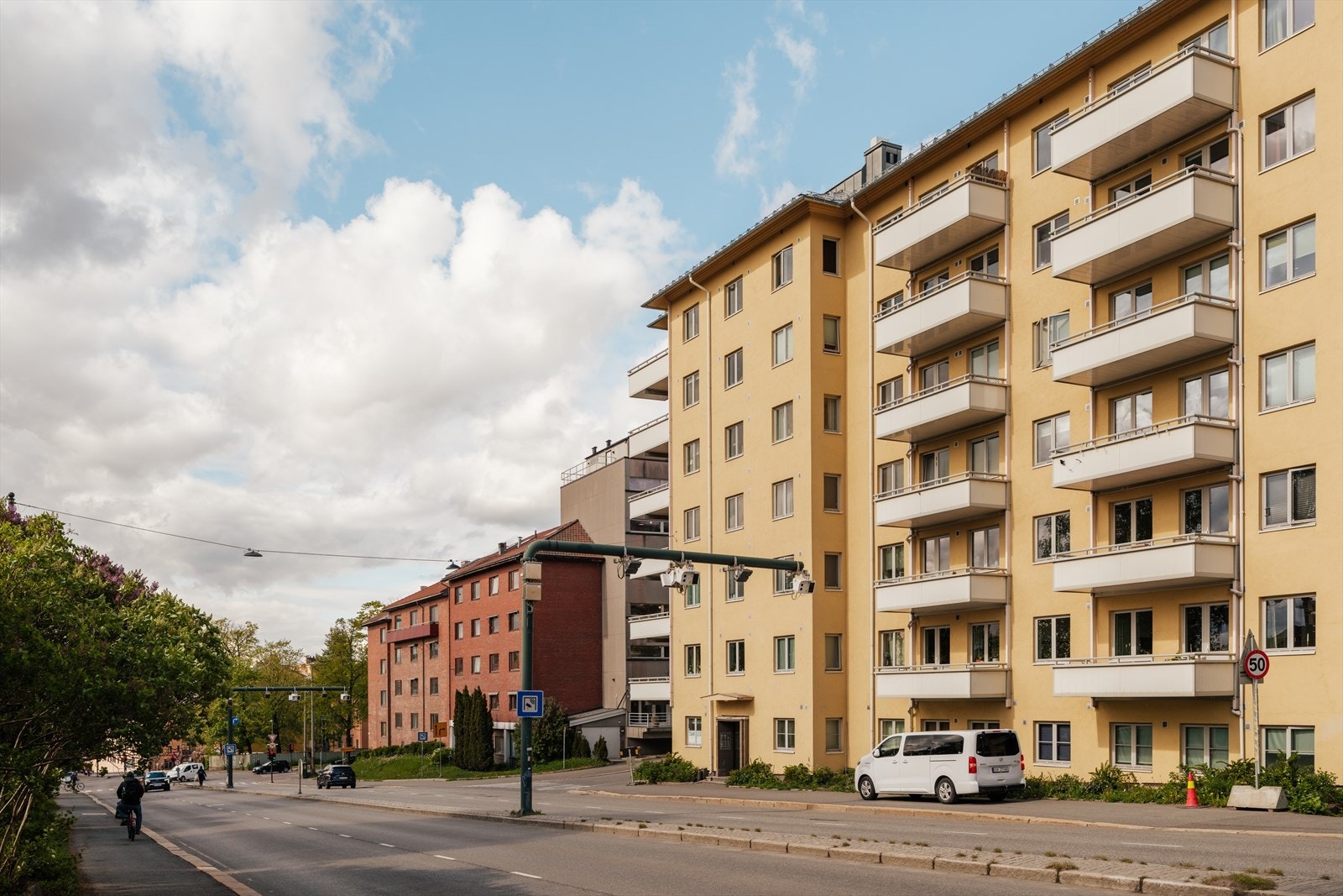 Leiligheten har en sentral og attraktiv beliggenhet med kort vei til offentlig kommunikasjon, parker og butikker. Galleribilde