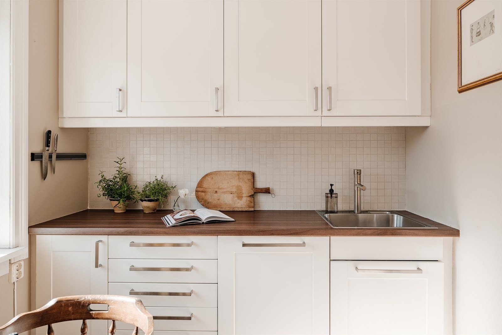 Kjøkken med integrerte hvitevarer og laminat benkeplate. Galleribilde