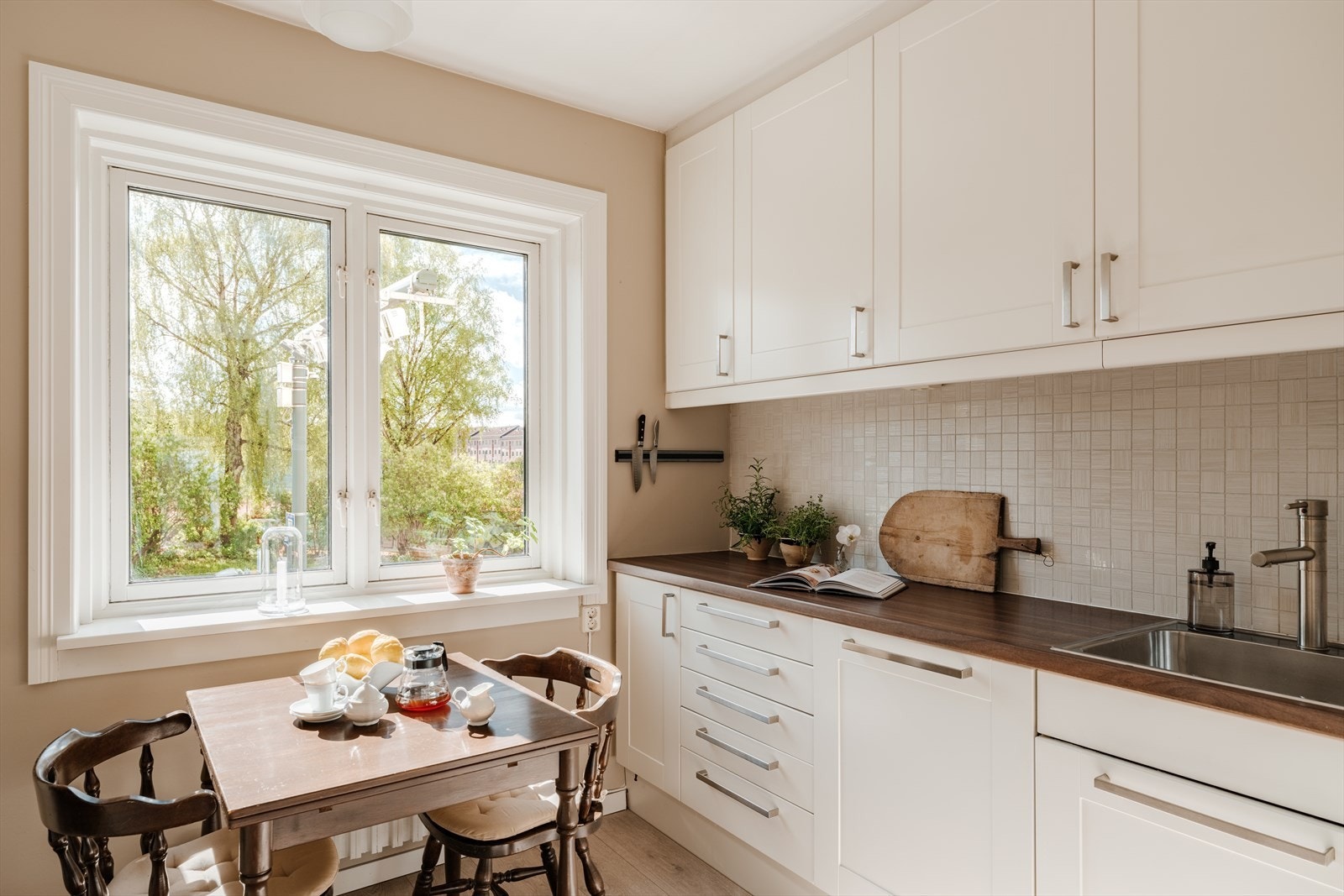 Pent separat IKEA kjøkken fra 2014 med profilerte og glatte fronter. Galleribilde