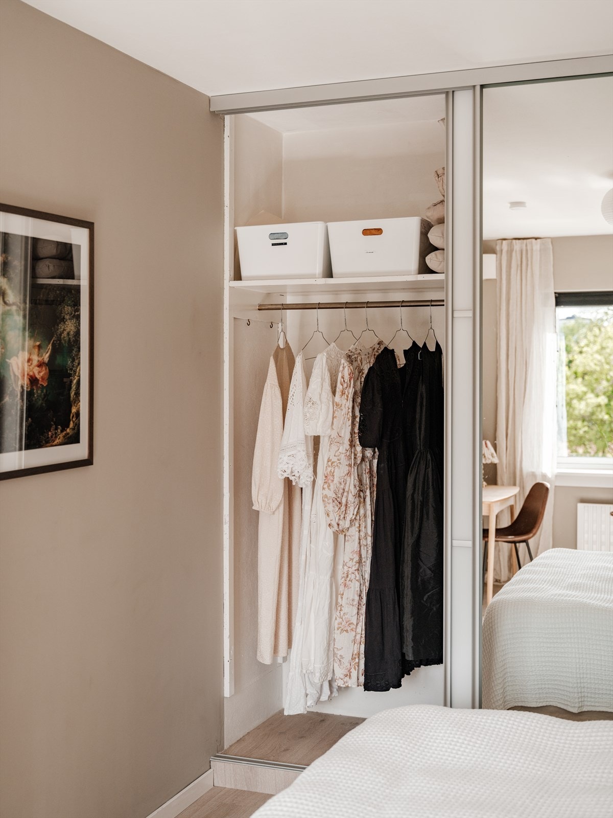 Rommet er utstyrt med både skyvedørsgarderobe og garderobeskap, som gir rikelig med oppbevaringsplass til klær og annet utstyr. Galleribilde