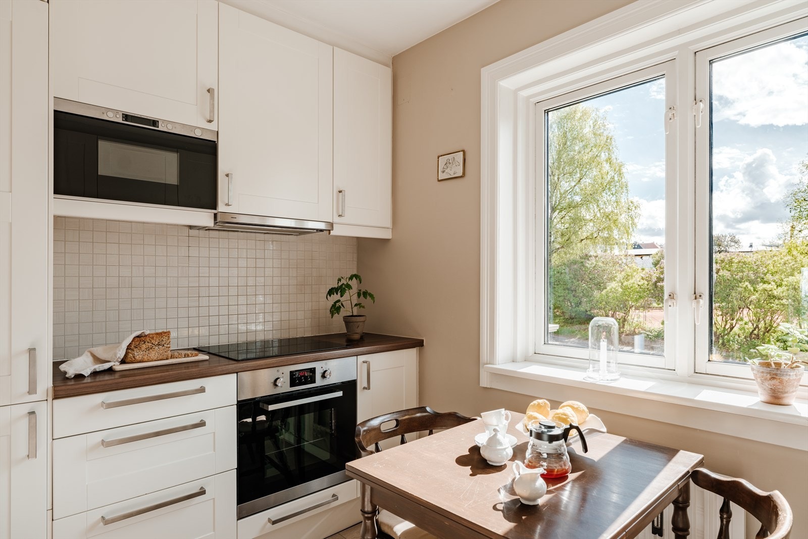 Kjøkkenet er utstyrt med kullfilterventilator og automatisk vannstopper. Galleribilde