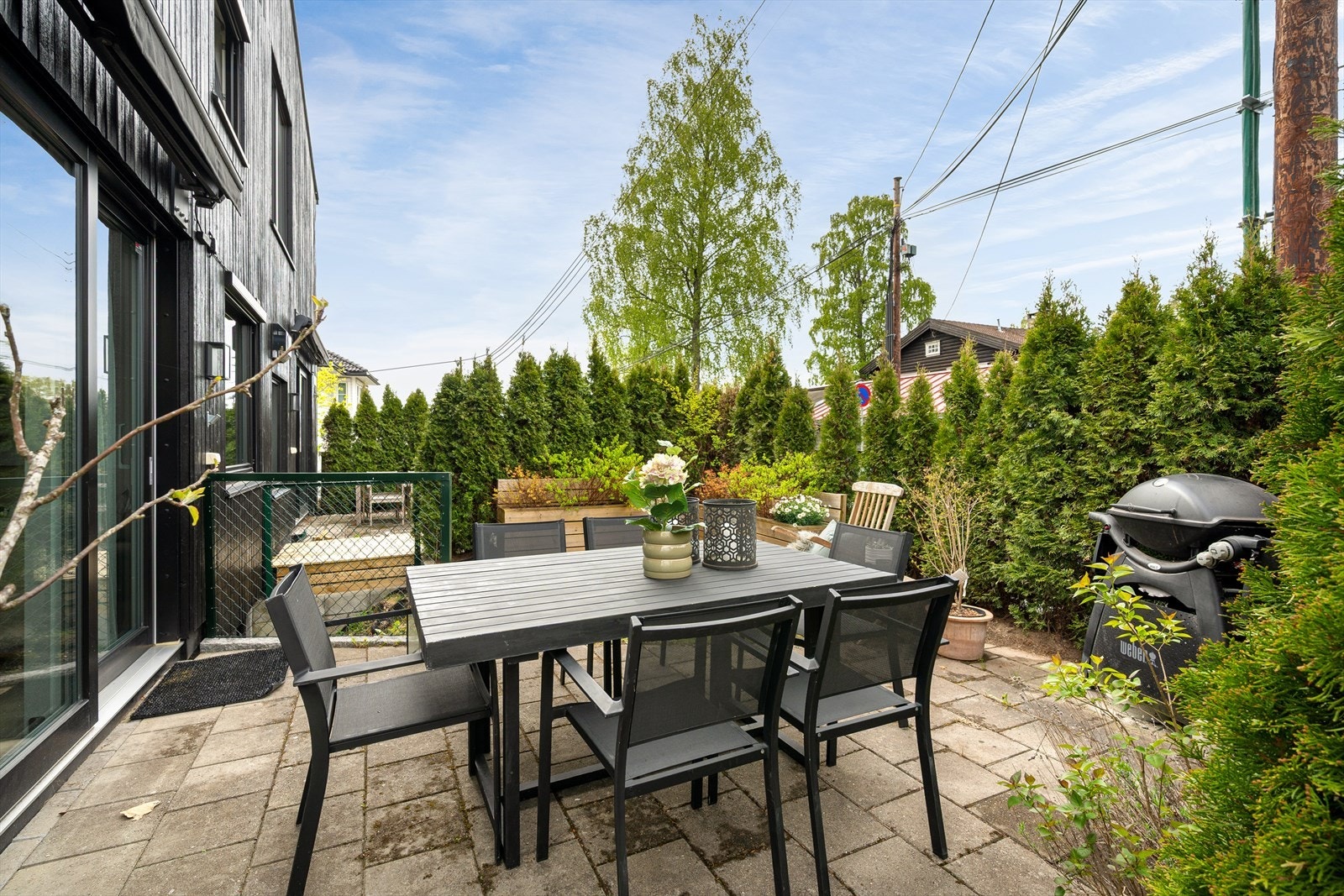 Sydvestvendt markterrasse og hageflekk med gode solforhold. Galleribilde