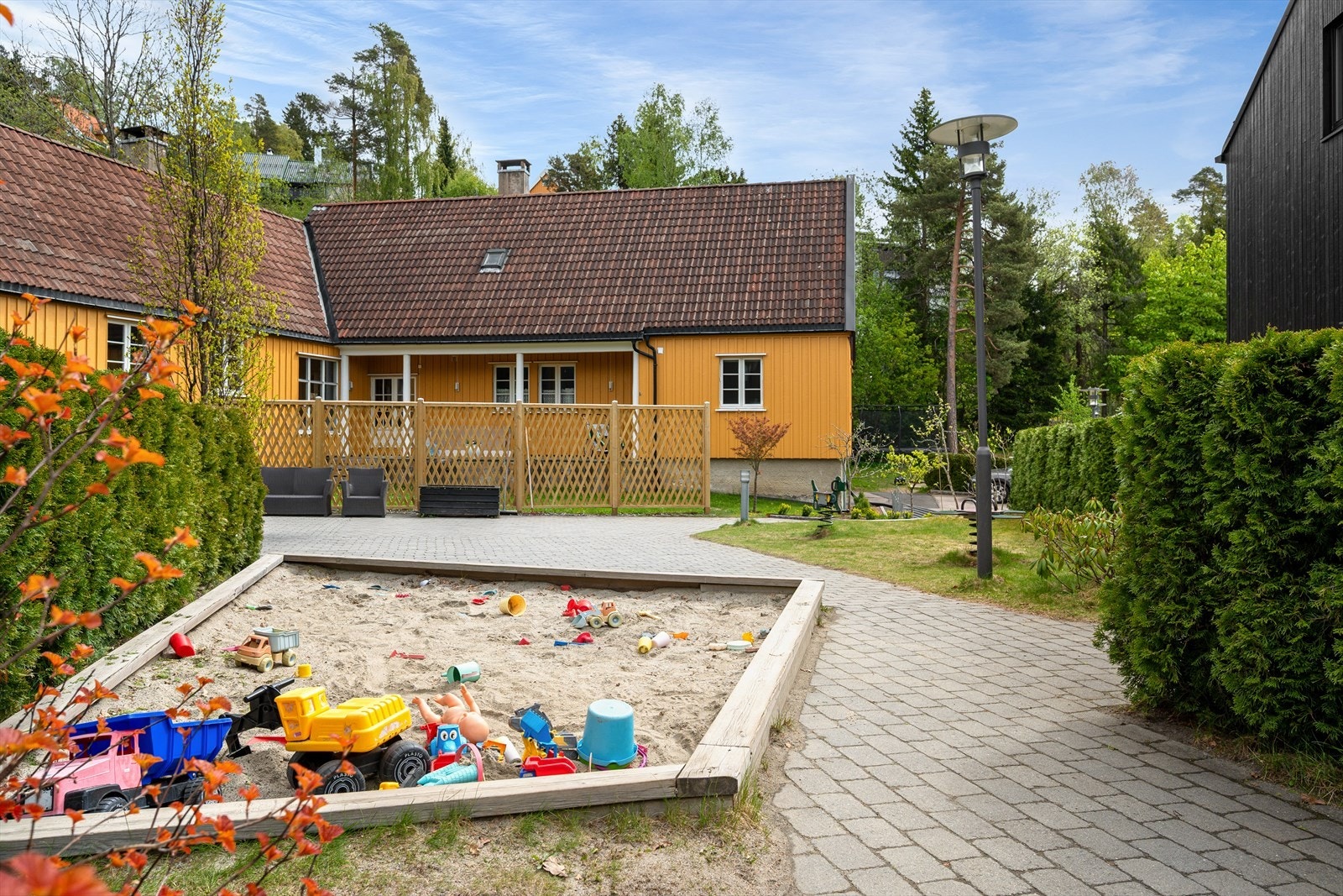 Svært barnevennlig med to lekeplasser på sameiets tomt. Galleribilde