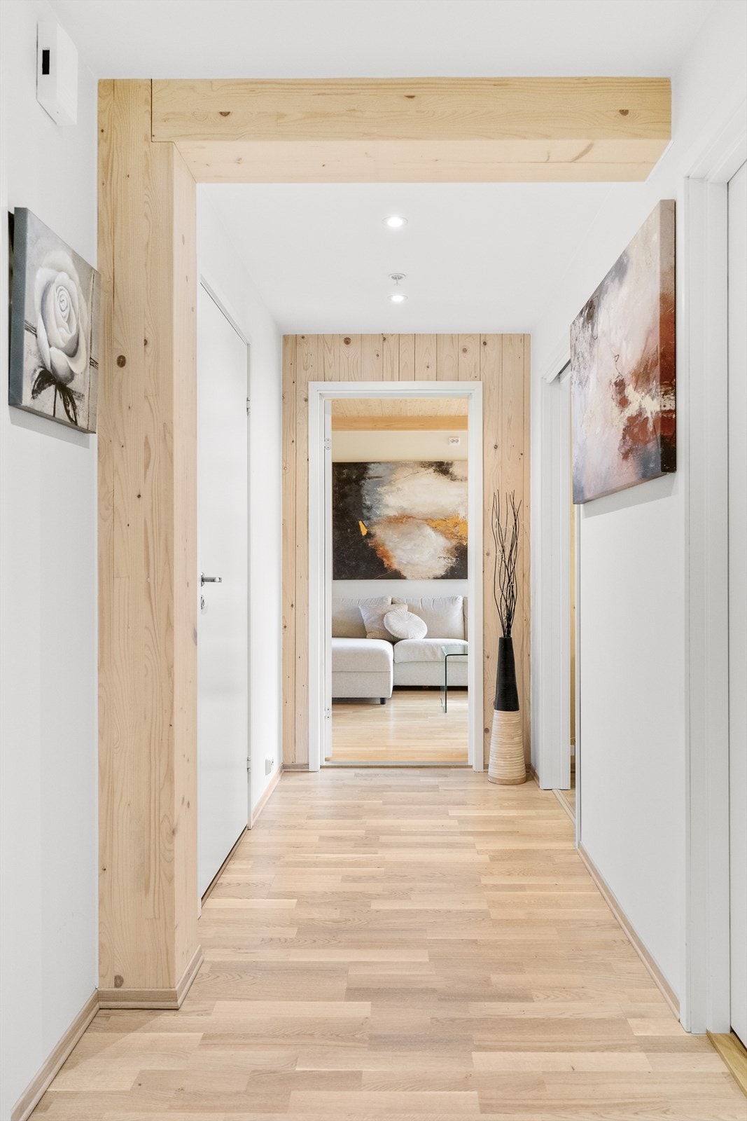 - Gangen er romslig og har spotlights i himling - Galleribilde
