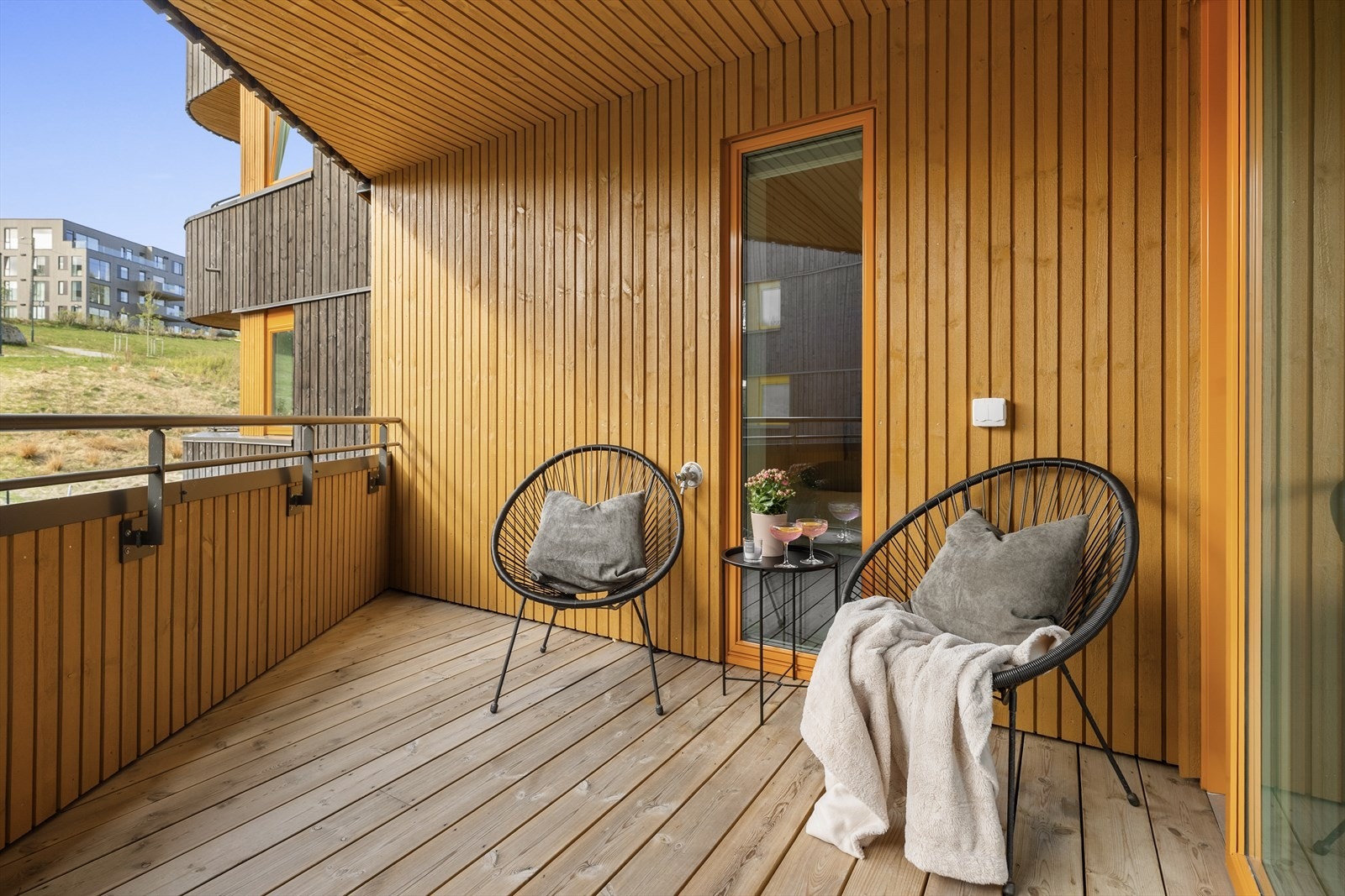 - Her har man god plass til ønskelig møblement, og utekran dersom en vil vanne planter eller lage til utekjøkken - Galleribilde