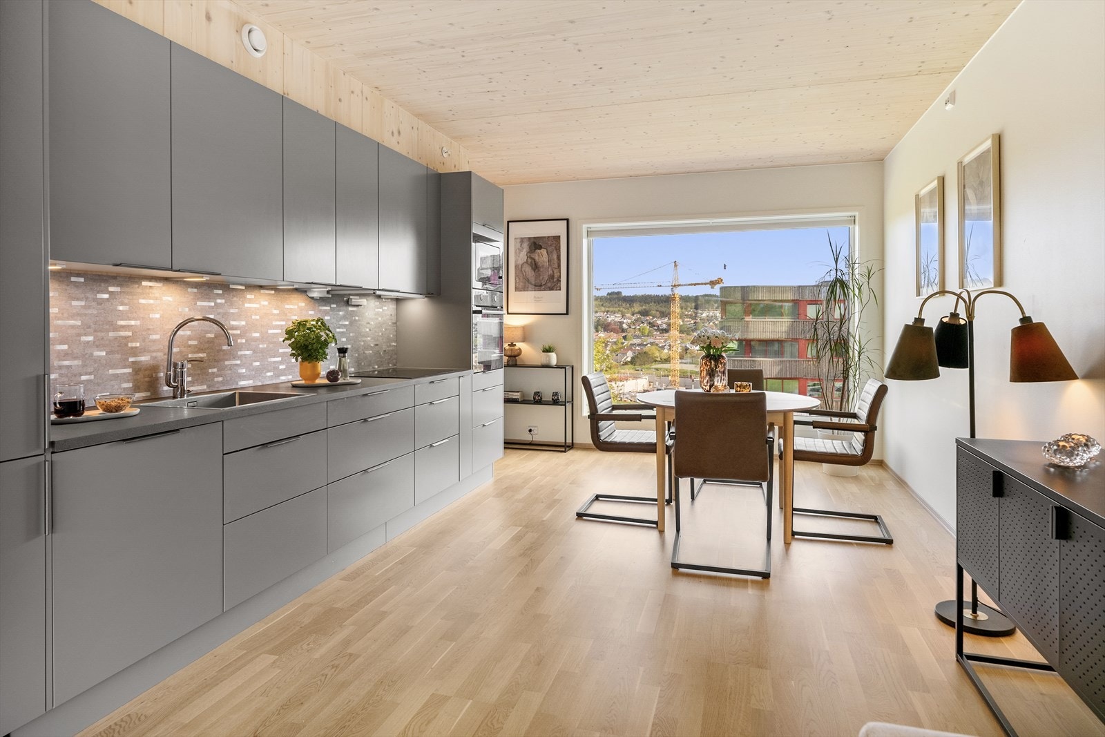 - Påkostet kjøkken Norema med integrerte hvitevarer, høyskap, skuffer og ovn i hoftehøyde. Det er også montert backsplash over laminat benkeplate - Galleribilde