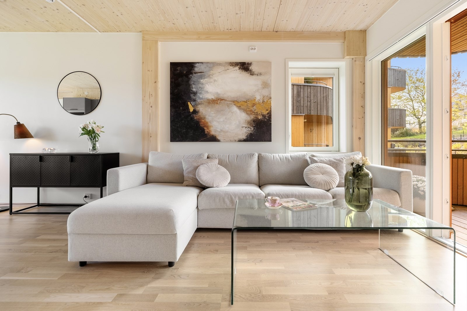 - Konseptet Husene i skogen er å bringe naturen inn med å bruke mye trematerialer i massivtre, som en ser både i tak og på deler av vegg - Galleribilde