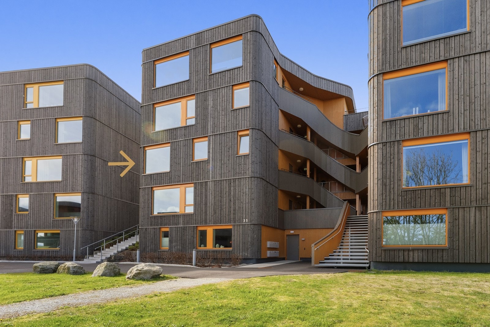 - Velkommen hjem, enten via utvendig adkomst eller via heisoppgang med overbygg - Galleribilde