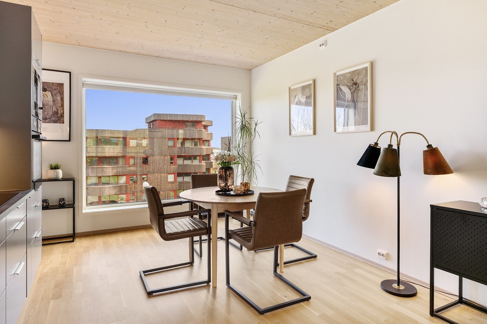 - Det er montert plisségardiner for å skjerme når solen står på som mest - Galleribilde