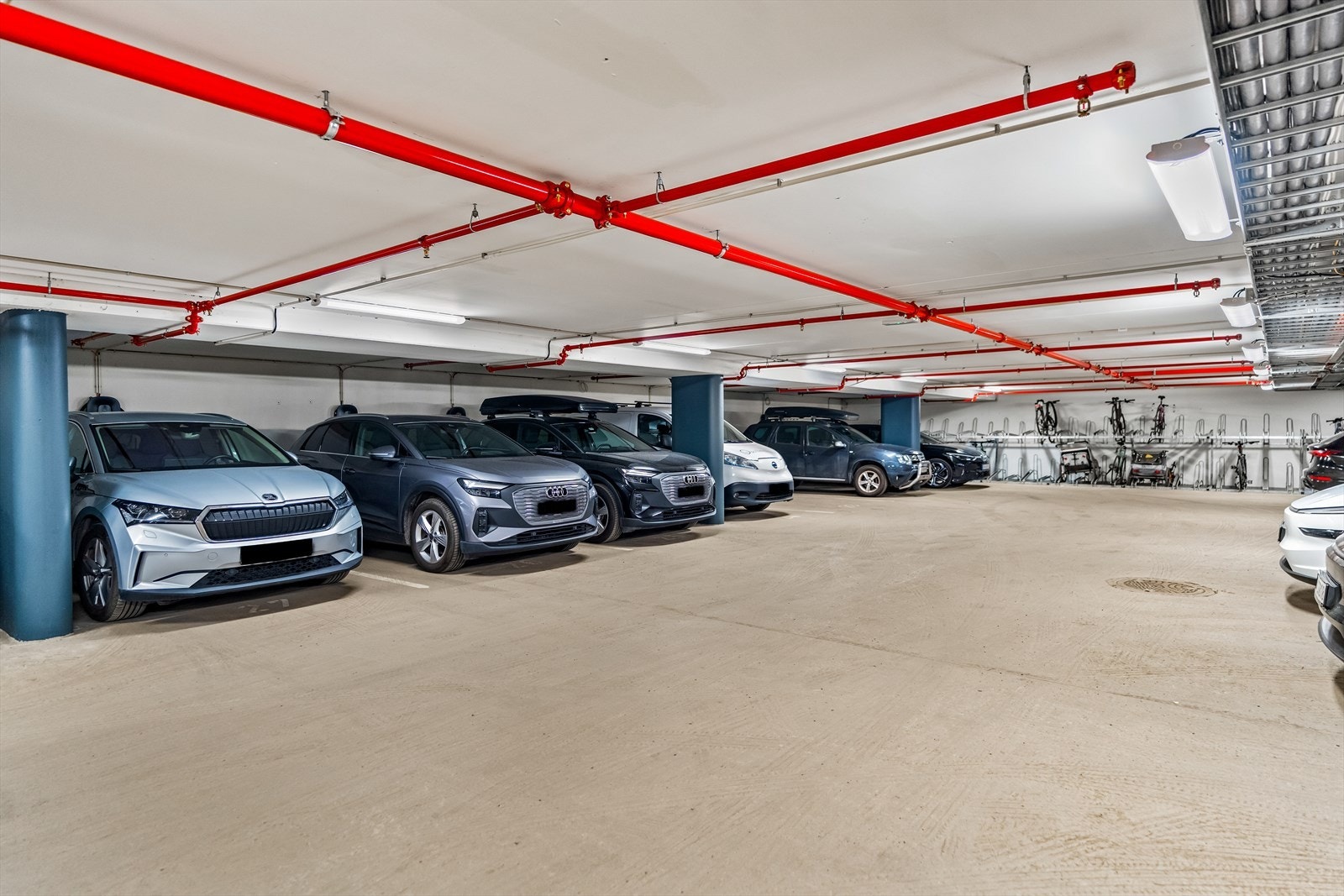 Leiligheten disponerer garasjeplass nr. 26 med elbillader i borettslagets fellesareal. Galleribilde