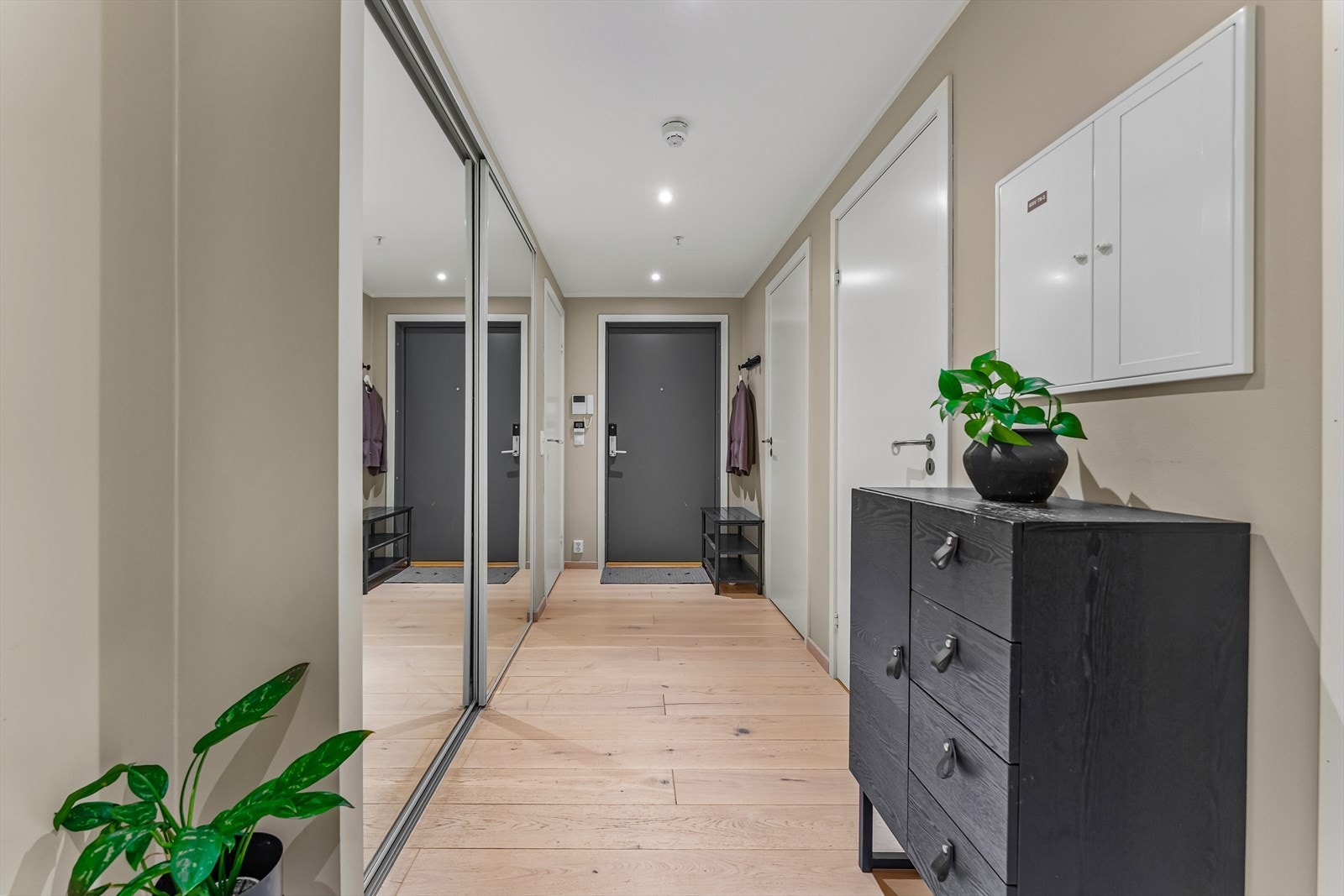 Boligen har en lys og romslig entré, med god plass til å henge fra seg yttertøy og sette fra seg sko i skyvedørsgarderobe med speilfronter. Galleribilde