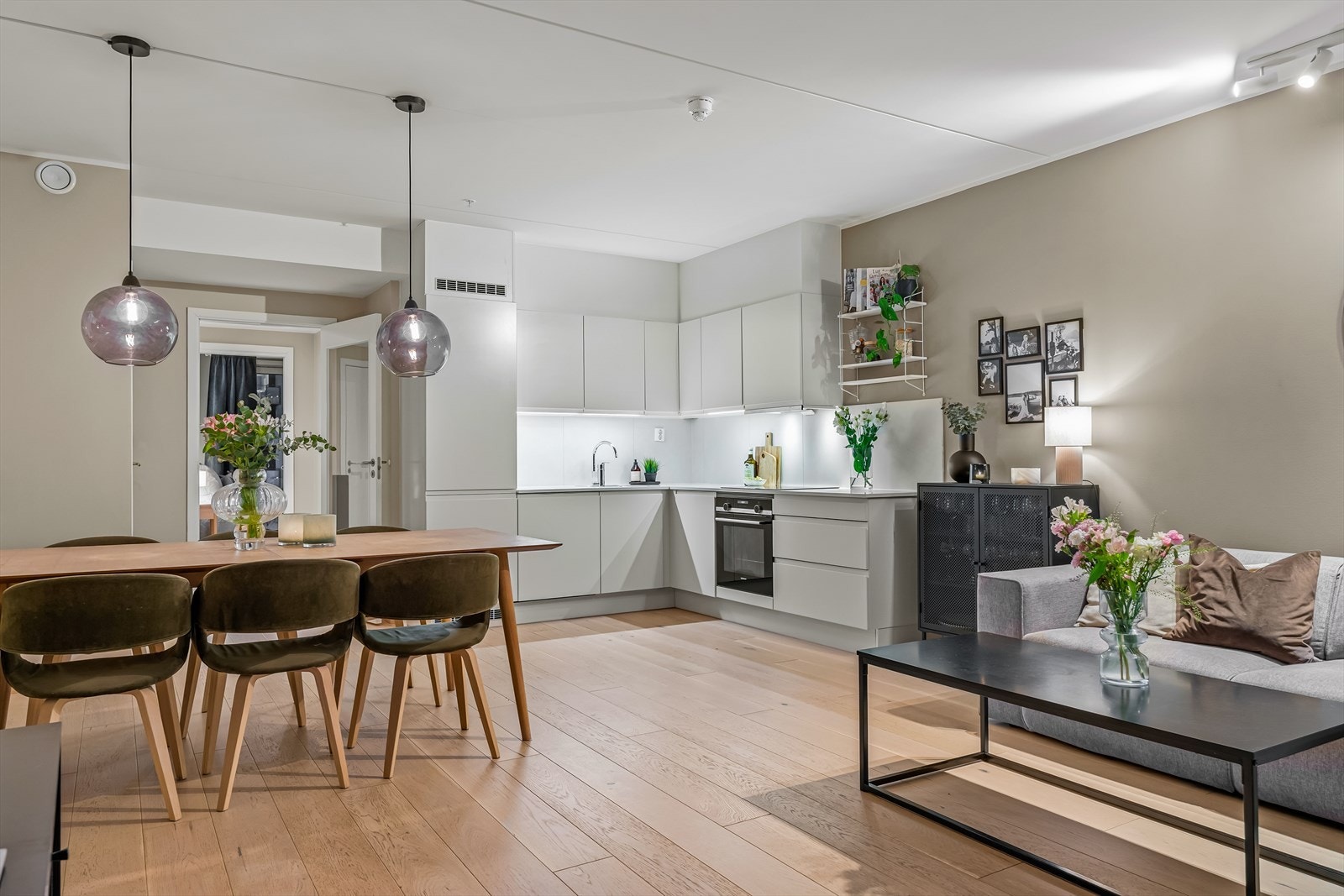 Det er utgang til herlig balkong, samt disponibel garasje. Galleribilde
