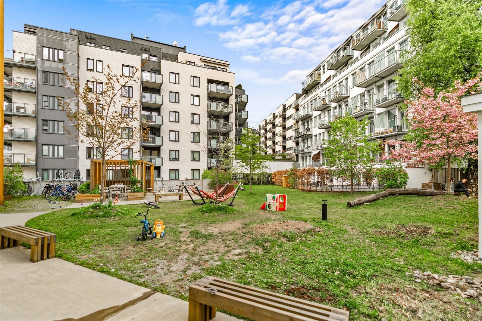 Borettslaget har et pent opparbeidet fellesareal, med fin bakgård. Galleribilde