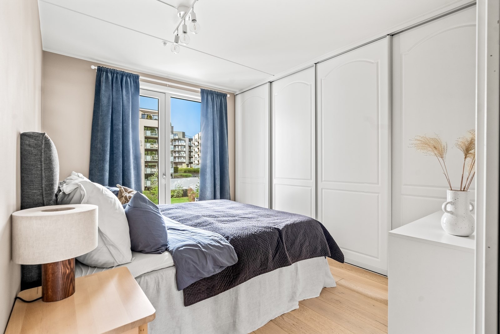 Hovedsoverommet har stor skyvedørsgarderobe med mye lagringsplass. Galleribilde