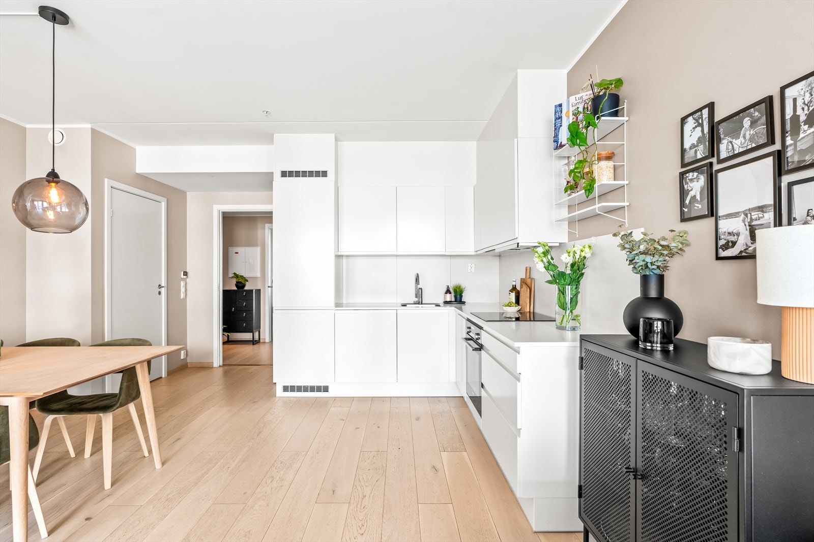 Kjøkkenet har en åpen og godt utnyttet løsning, med moderne innredning fra HTH. Galleribilde