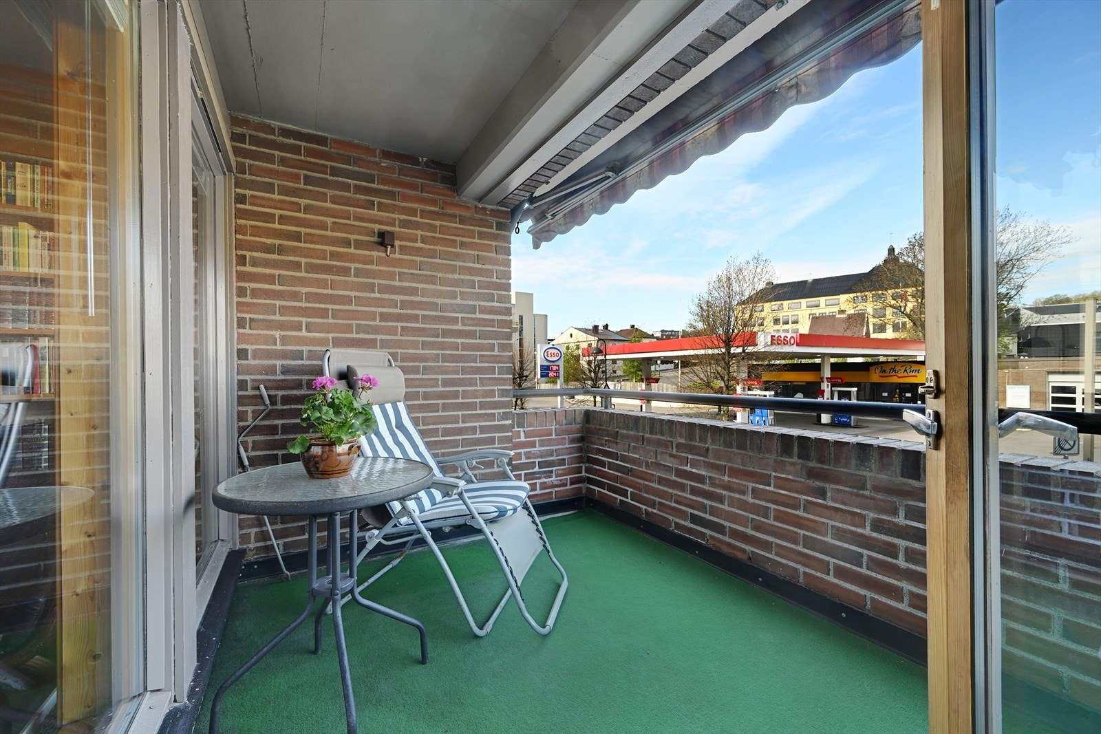 Vestvendt balkong med utgang fra stuen. Herfra har du orkesterplass til folkelivet i Storgata, inkludert 17. mai-toget. Galleribilde