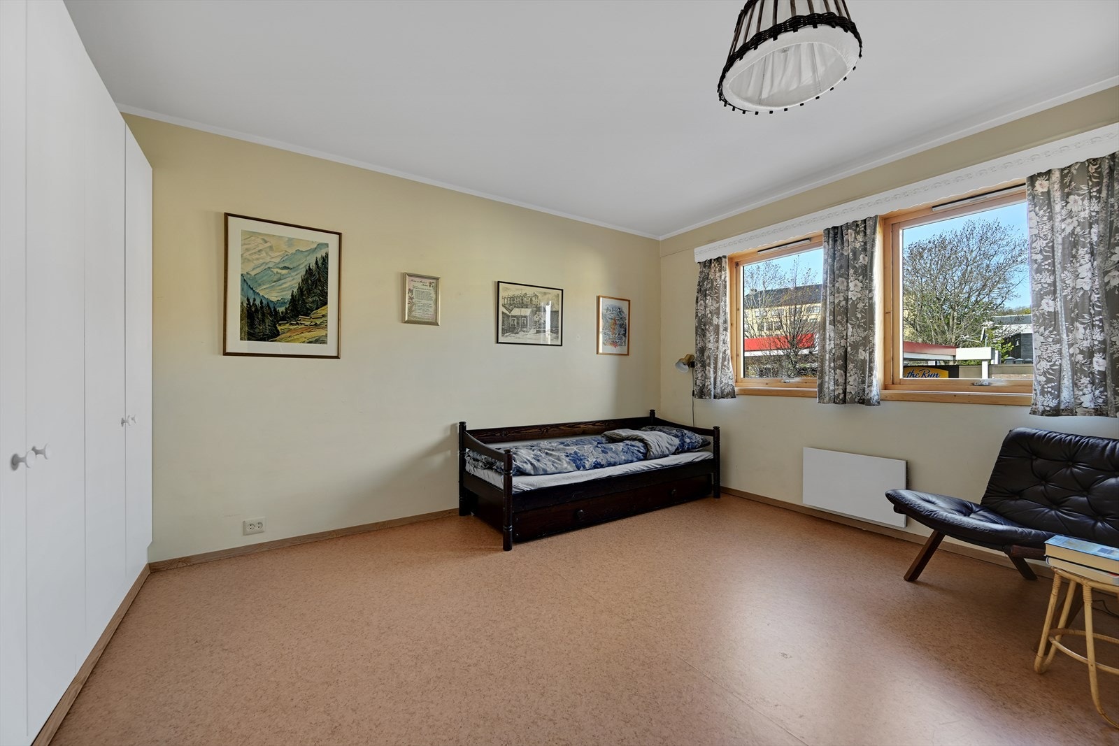 Soverommet er av god størrelse med plass til både dobbeltseng og garderobeløsning. Galleribilde