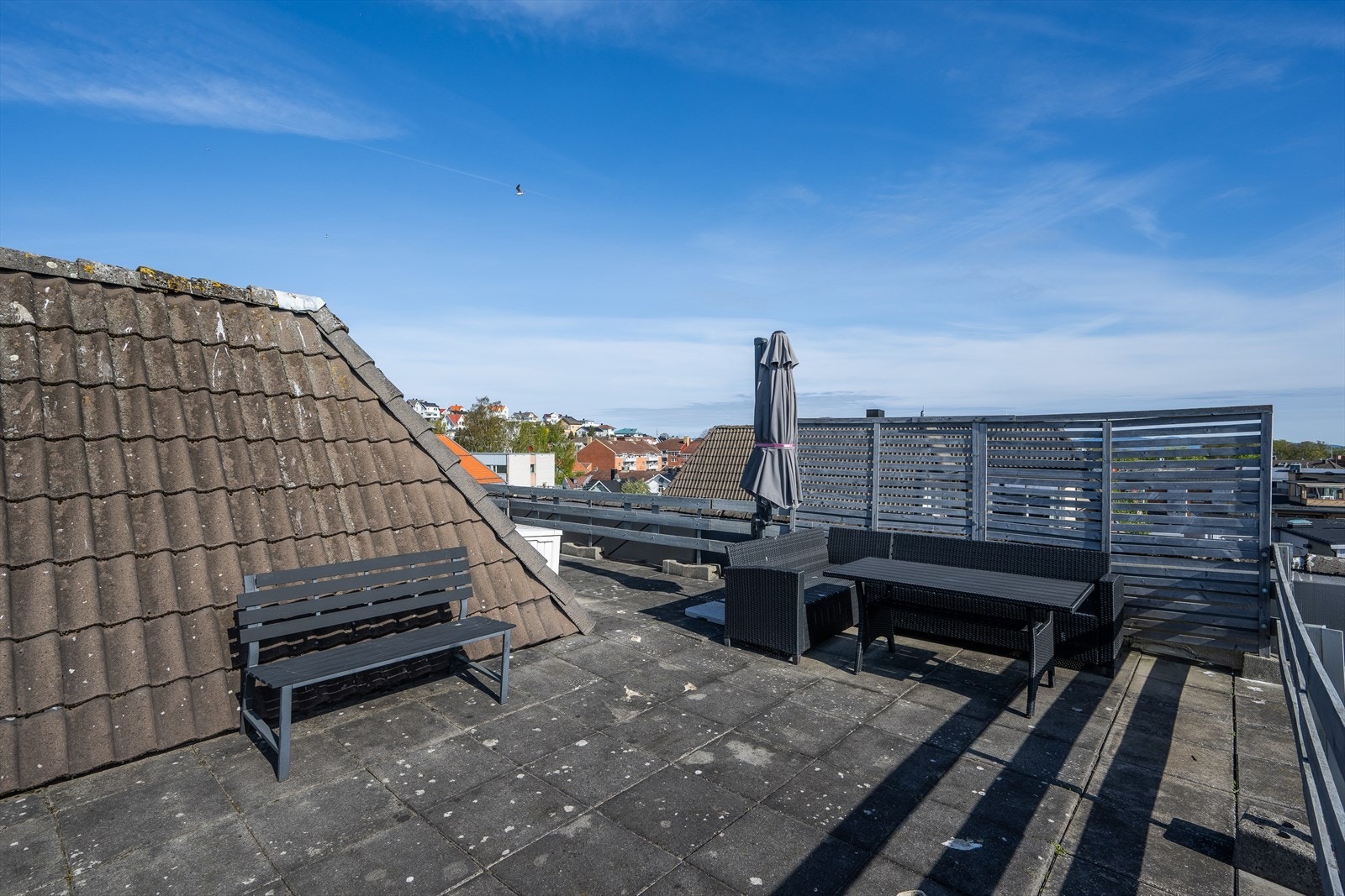 Her oppe kan man nyte utsikten over byens tak og det omkringliggende landskapet. Galleribilde