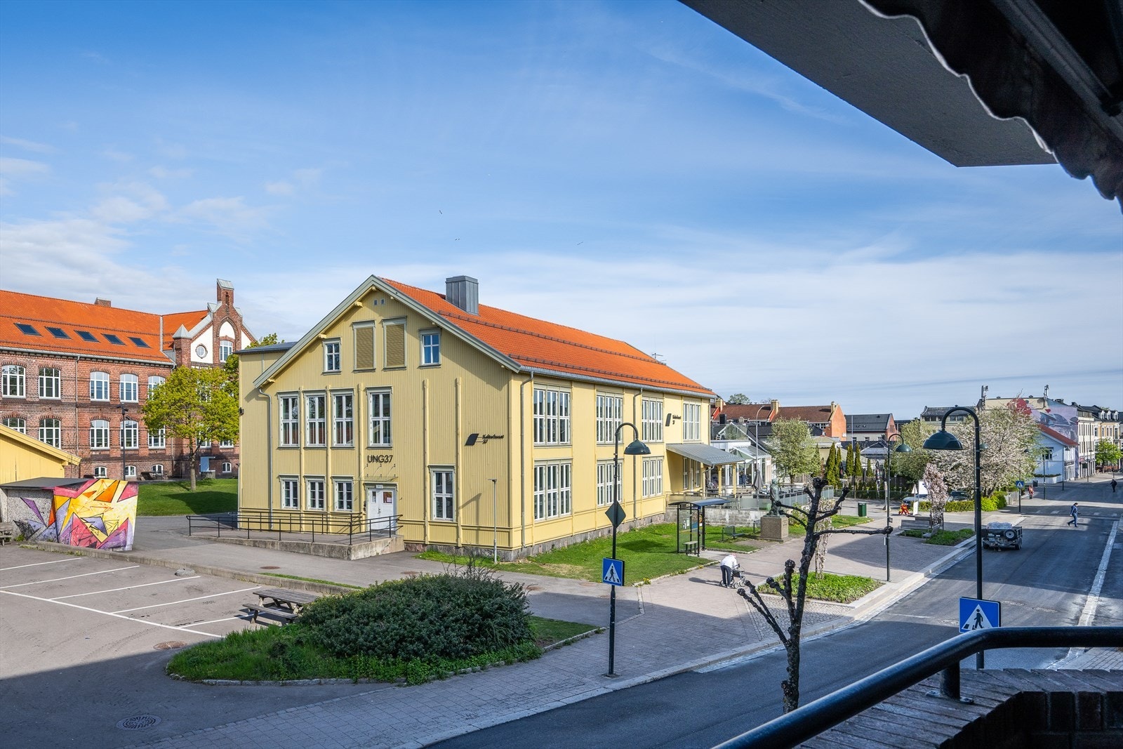 Fra balkongen ser du rett mot Kulturhuset 37. Galleribilde