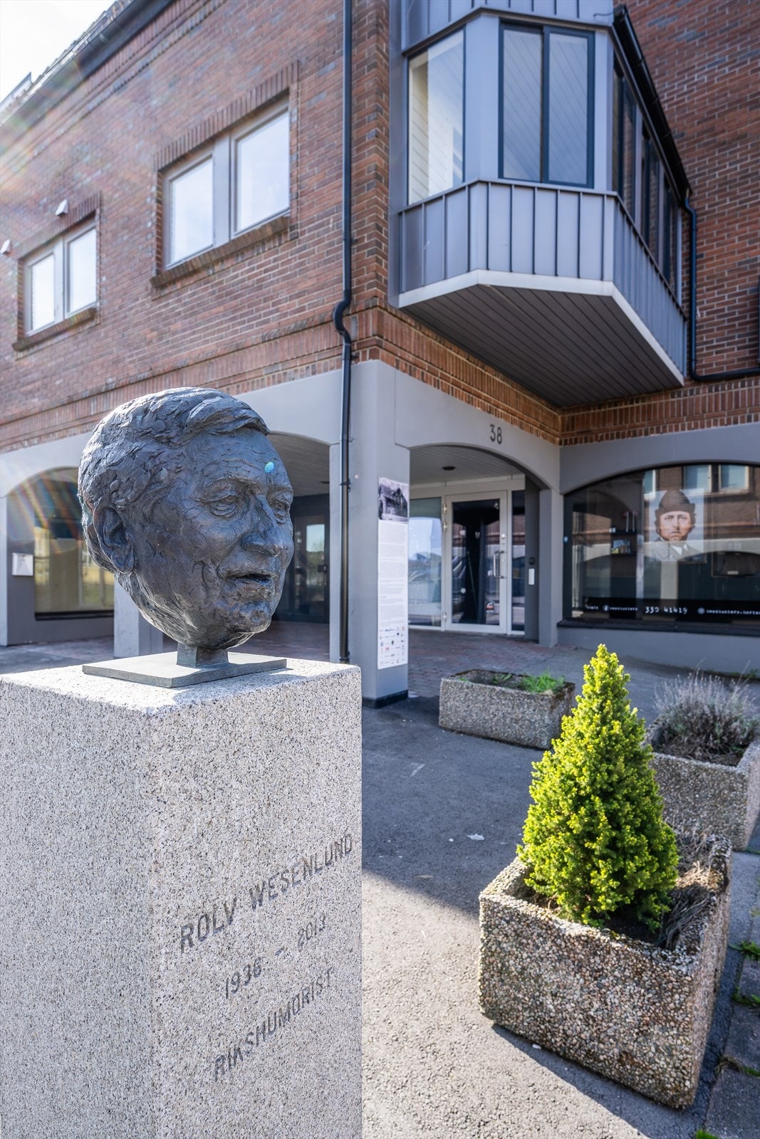 Inngangspartiet ligger ved Rolv Wesenlunds Plass, sentralt i Storgata. Galleribilde