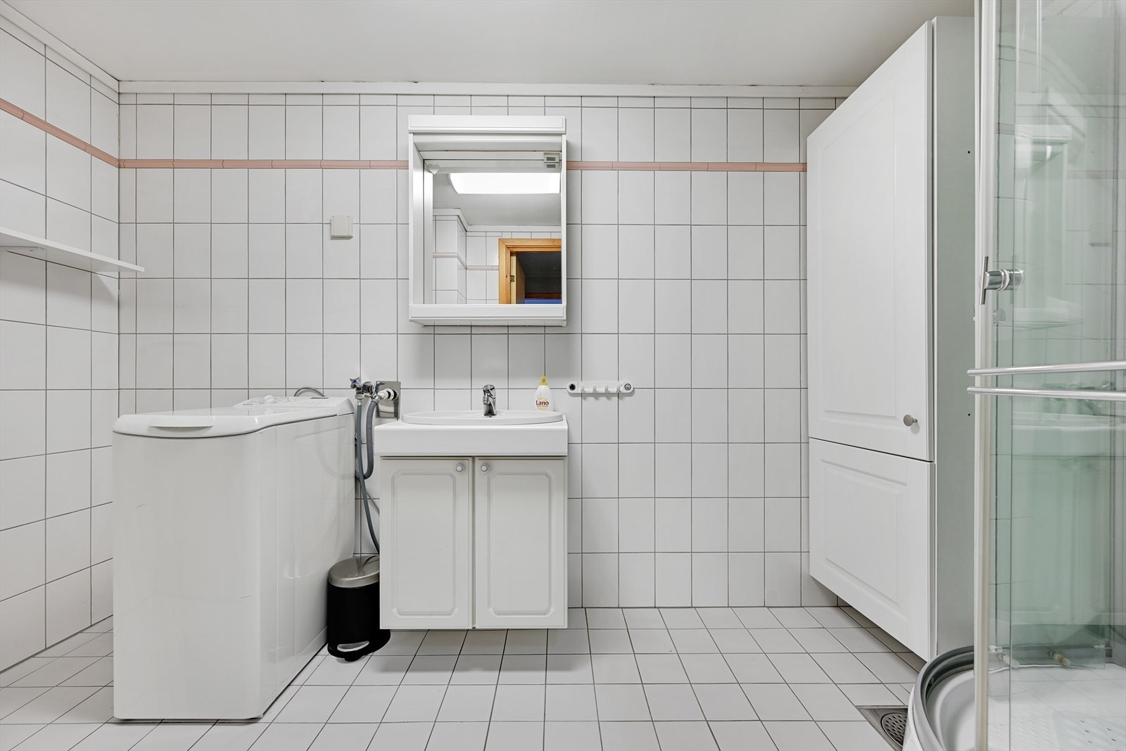Badet fungerer også som vaskerom, med god plass og opplegg for vaskemaskin. Galleribilde