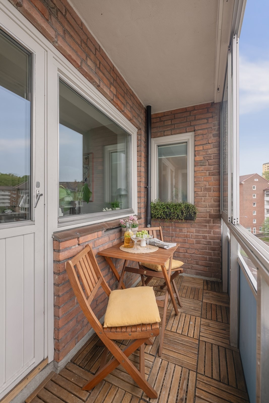 Lys og hyggelig balkong med god plass til både avslapning og utemøbler, perfekt for rolige morgener og lange sommerkvelder. Galleribilde