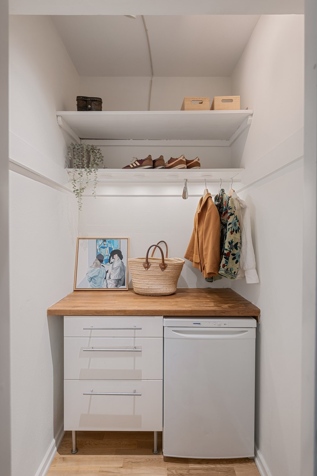 I tilknytning entréen har du tilgang til en romslig bod. I tillegg får du en bod i kjeller på 4m² og en på loft med 8,4m² gulvareal. Galleribilde