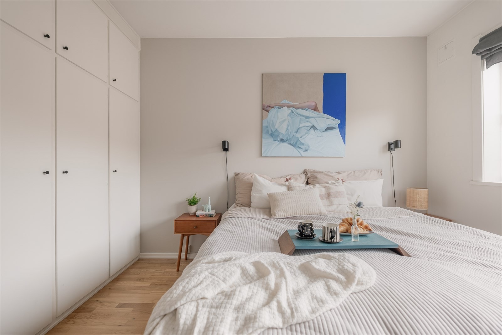 Pent og velholdt soverom med et tidløst uttrykk. Galleribilde
