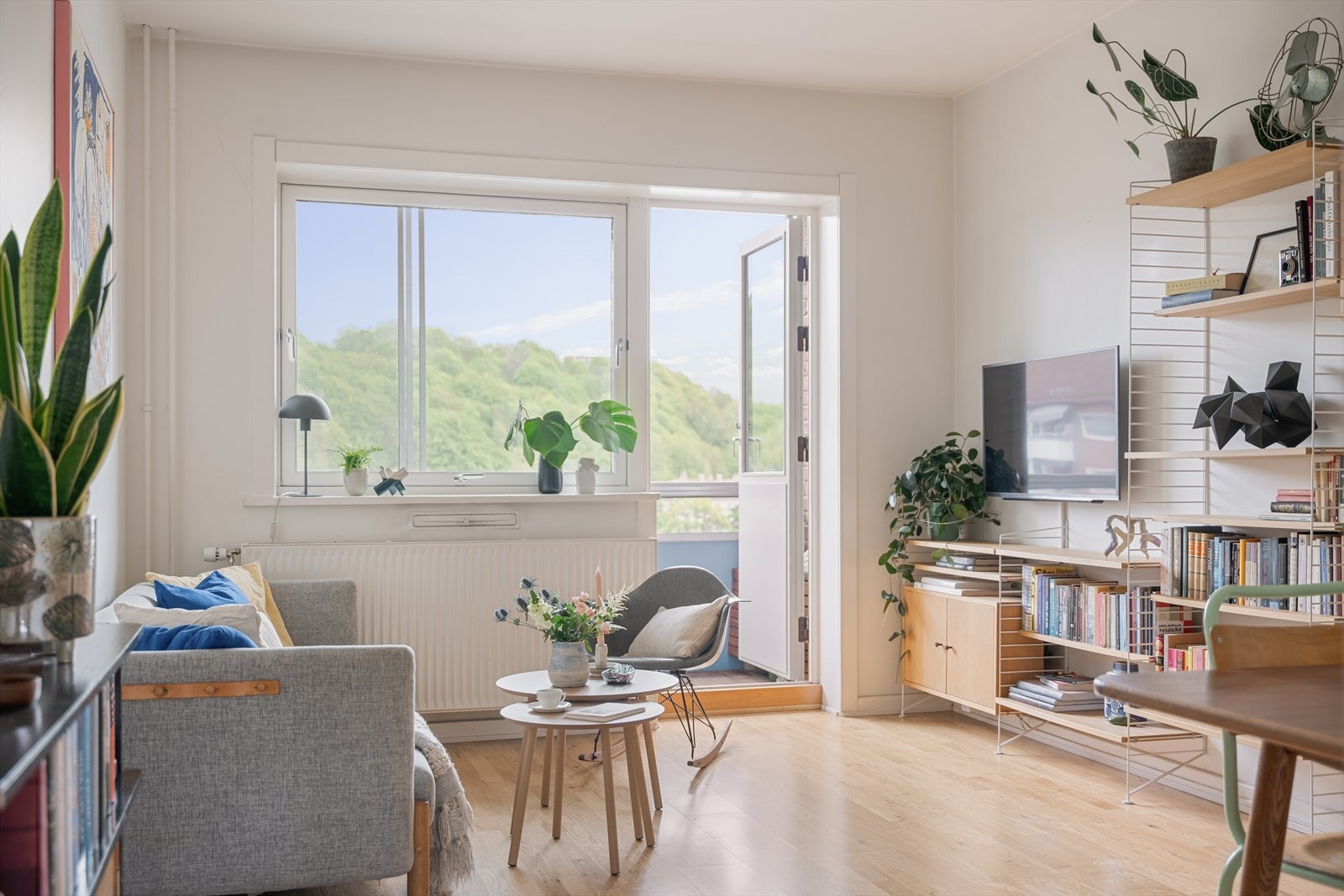 Den gode interne beliggenheten i byggets 4. etg i kombinasjon med store vinduer gir leiligheten rikelig med naturlig lys. Galleribilde