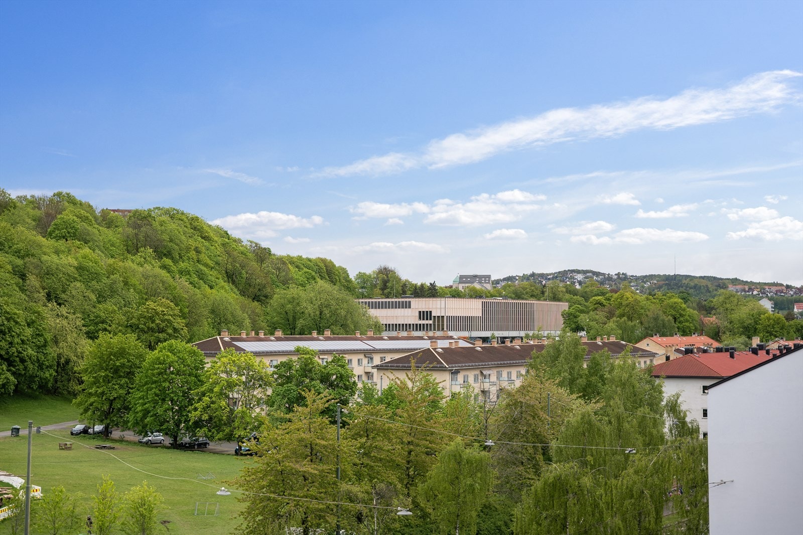 Fra balkongen har du utsikt til den grønne og populære nabolagsparken Ola Narr. Galleribilde