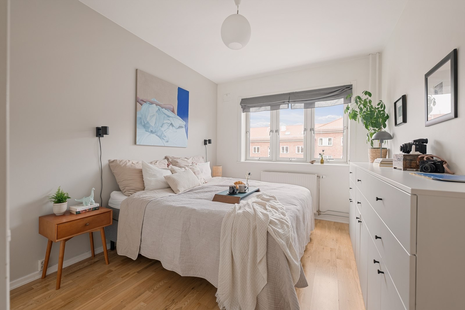 Stort og rolig soverom med plass til dobbeltseng, nattbord på begge sider og romslig garderobeløsning. Galleribilde