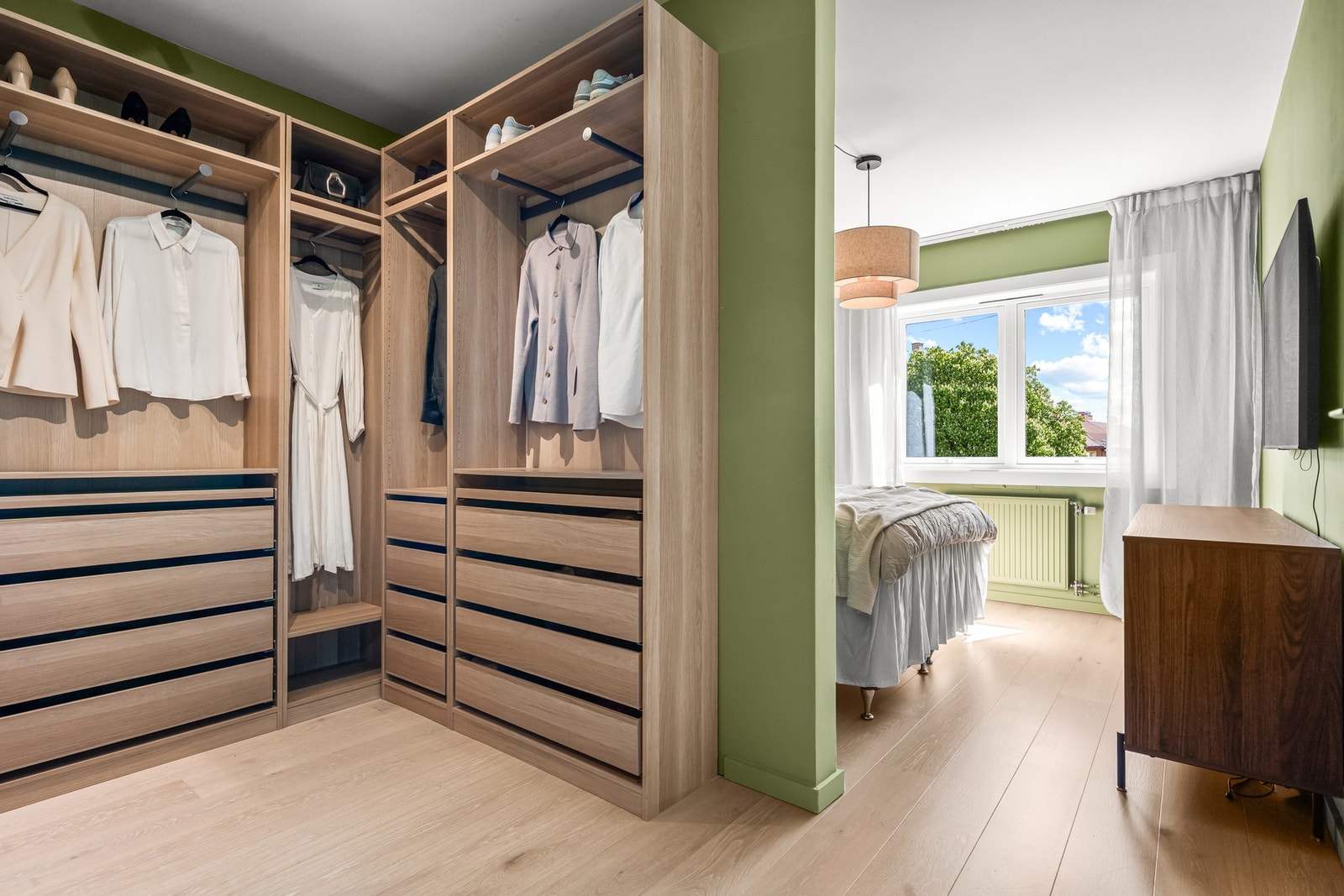 Hovedsoverom har tilhørende walk-in closet Galleribilde