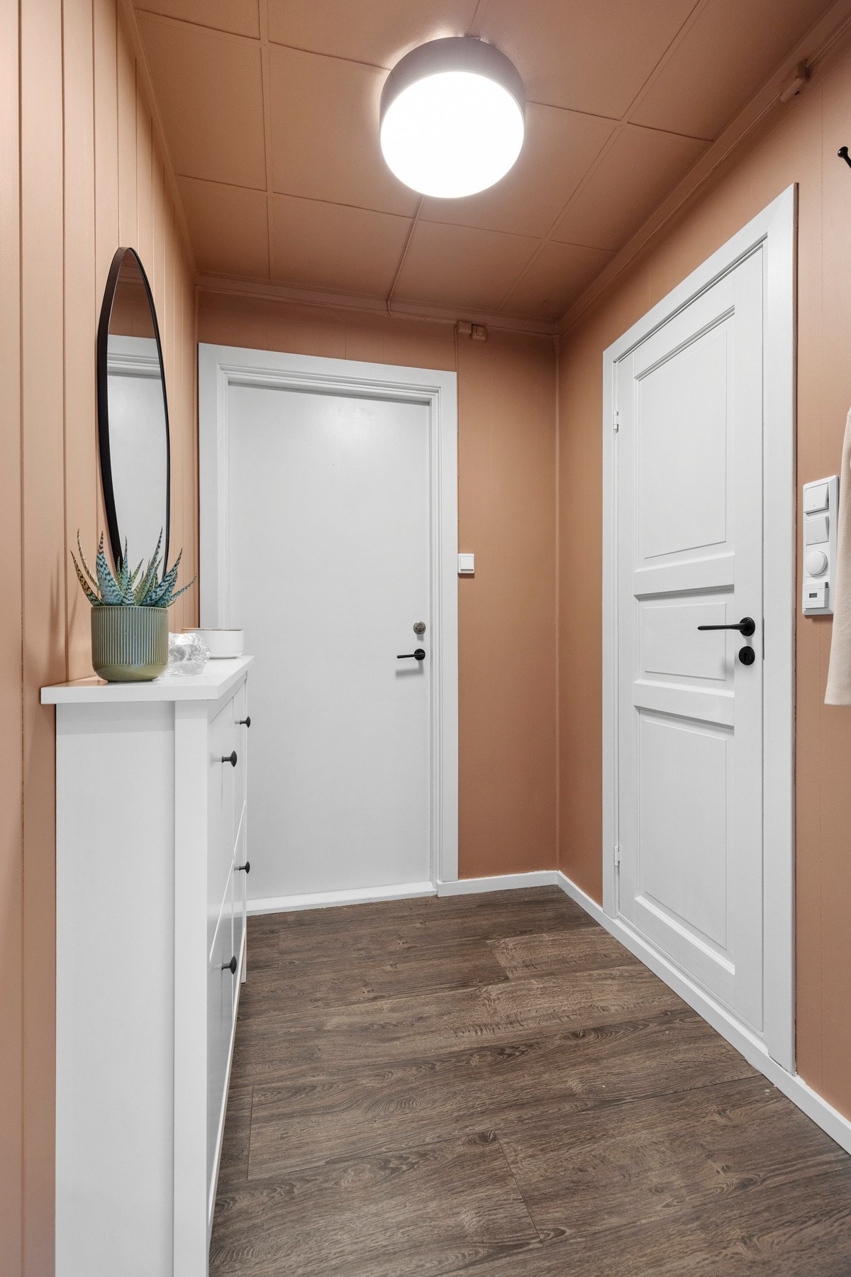 Entréen er malt i en behagelig rosa tone Galleribilde
