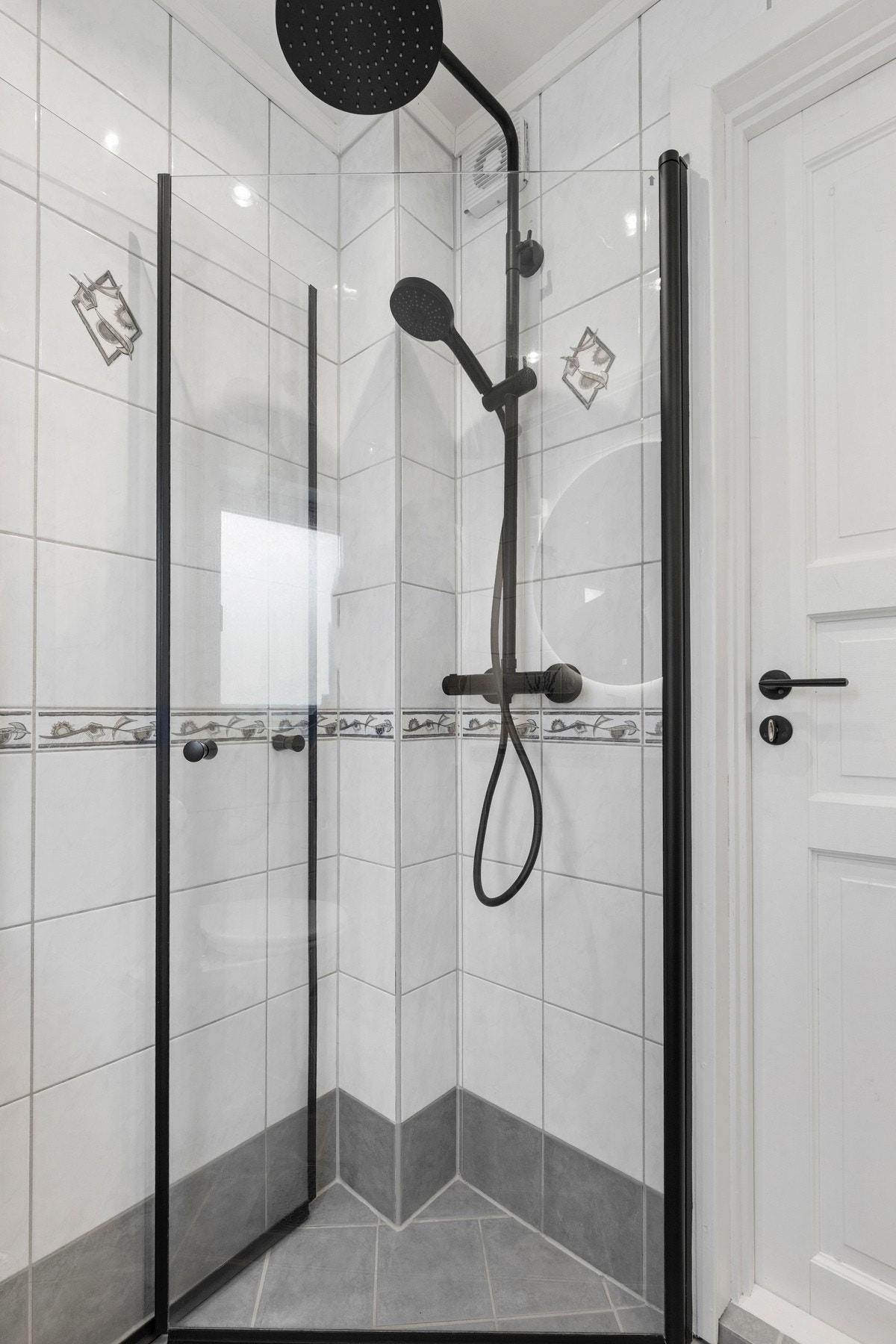 Badet er innredet med dusjhjørne med regndusj og innfellbare dusjvegger Galleribilde
