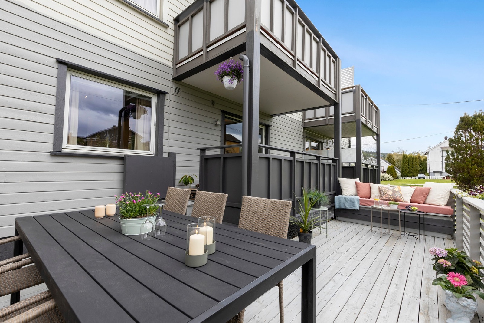 Romslig terrasse og balkong på totalt 27 kvm Galleribilde
