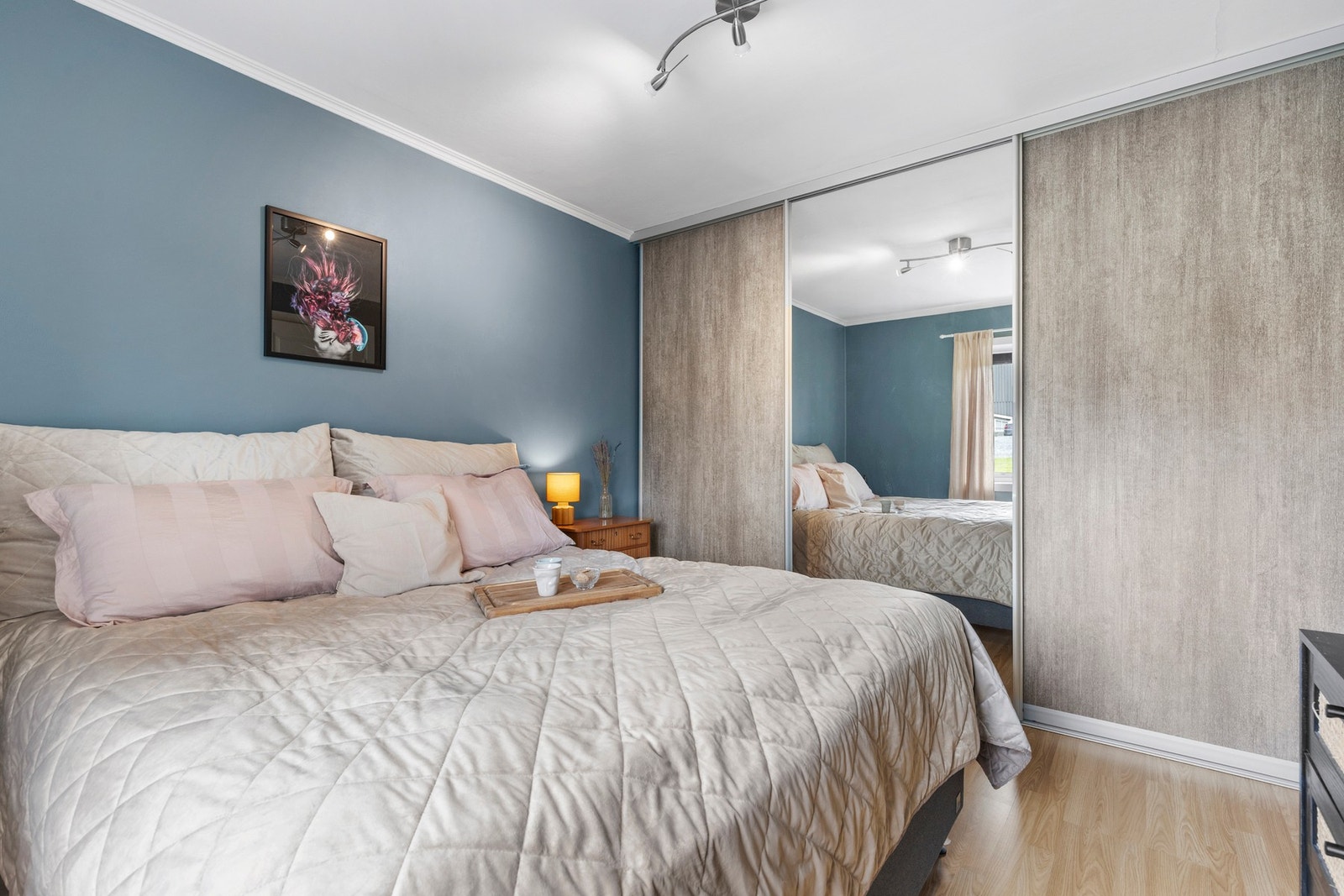 Det er montert en stor skyvedørsgarderobe med gode lagringsmuligheter Galleribilde