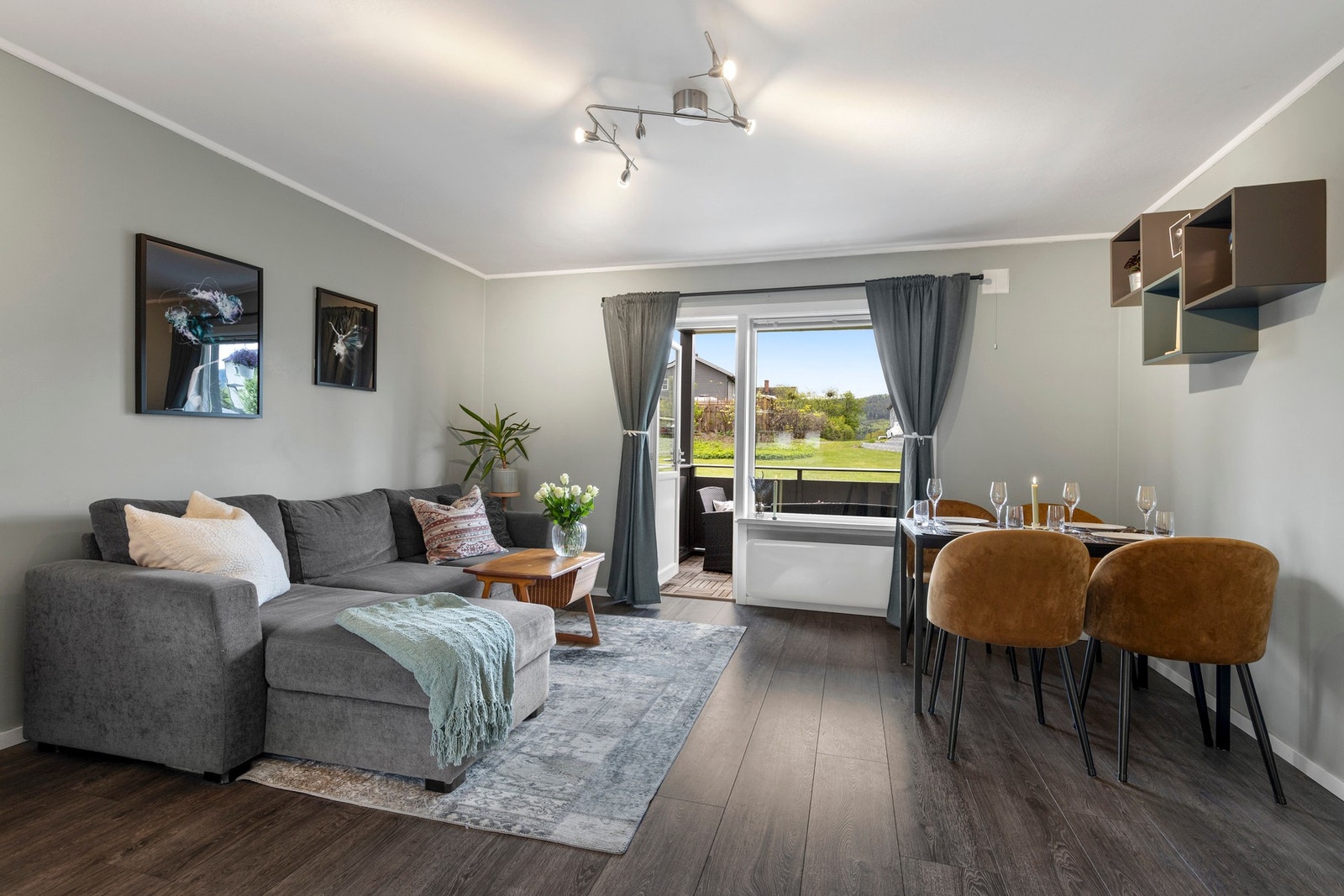 Rommet har fin plass til sofa og spisebord Galleribilde