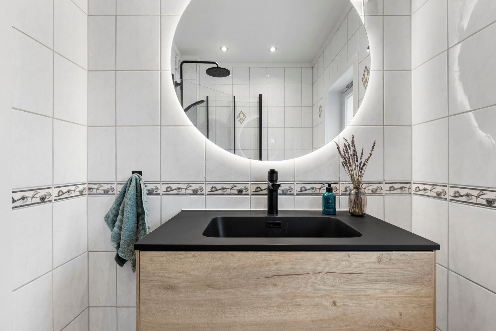 Videre har badet servant med underskap og speil med integrert LED lys Galleribilde