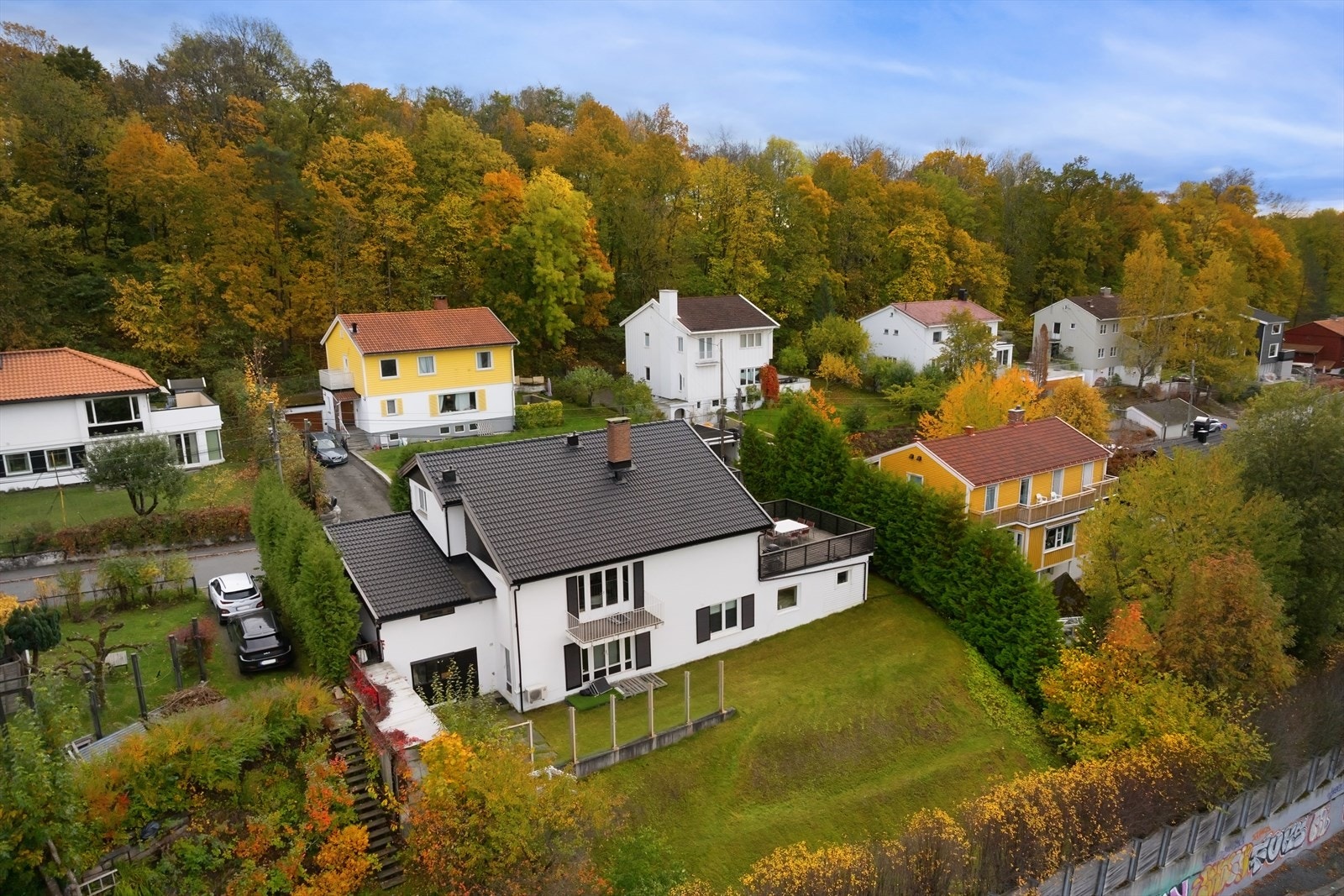 Gode uteområder rundt hele boligen - plass til både grilling, lek og avslapning. Galleribilde