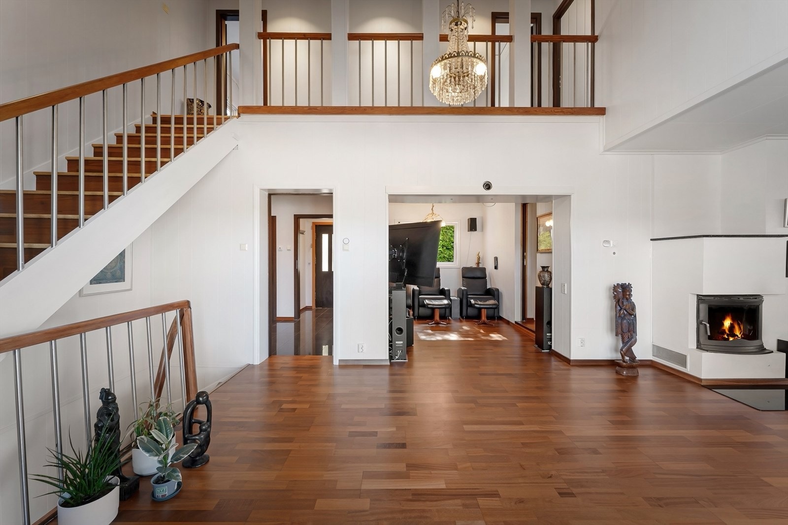 Innholdsrik enebolig med 251 m² BRA-I over tre plan. Galleribilde