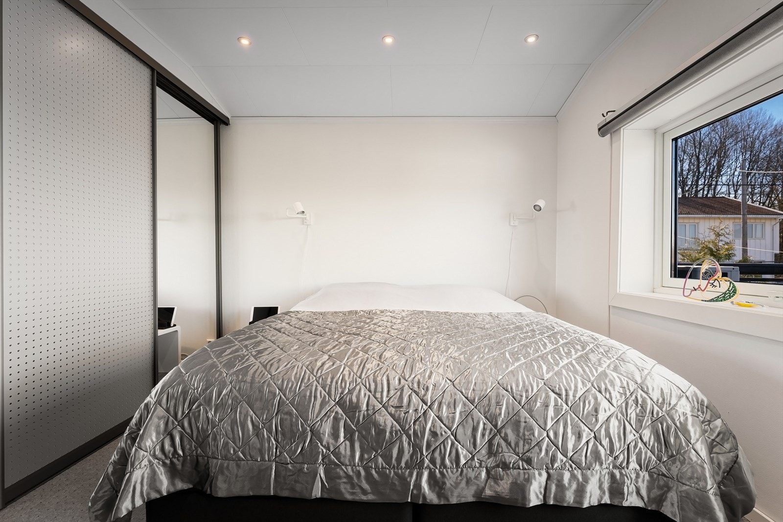 Romslig soverom med plass til dobbeltseng, garderobe og skrivebord. Galleribilde