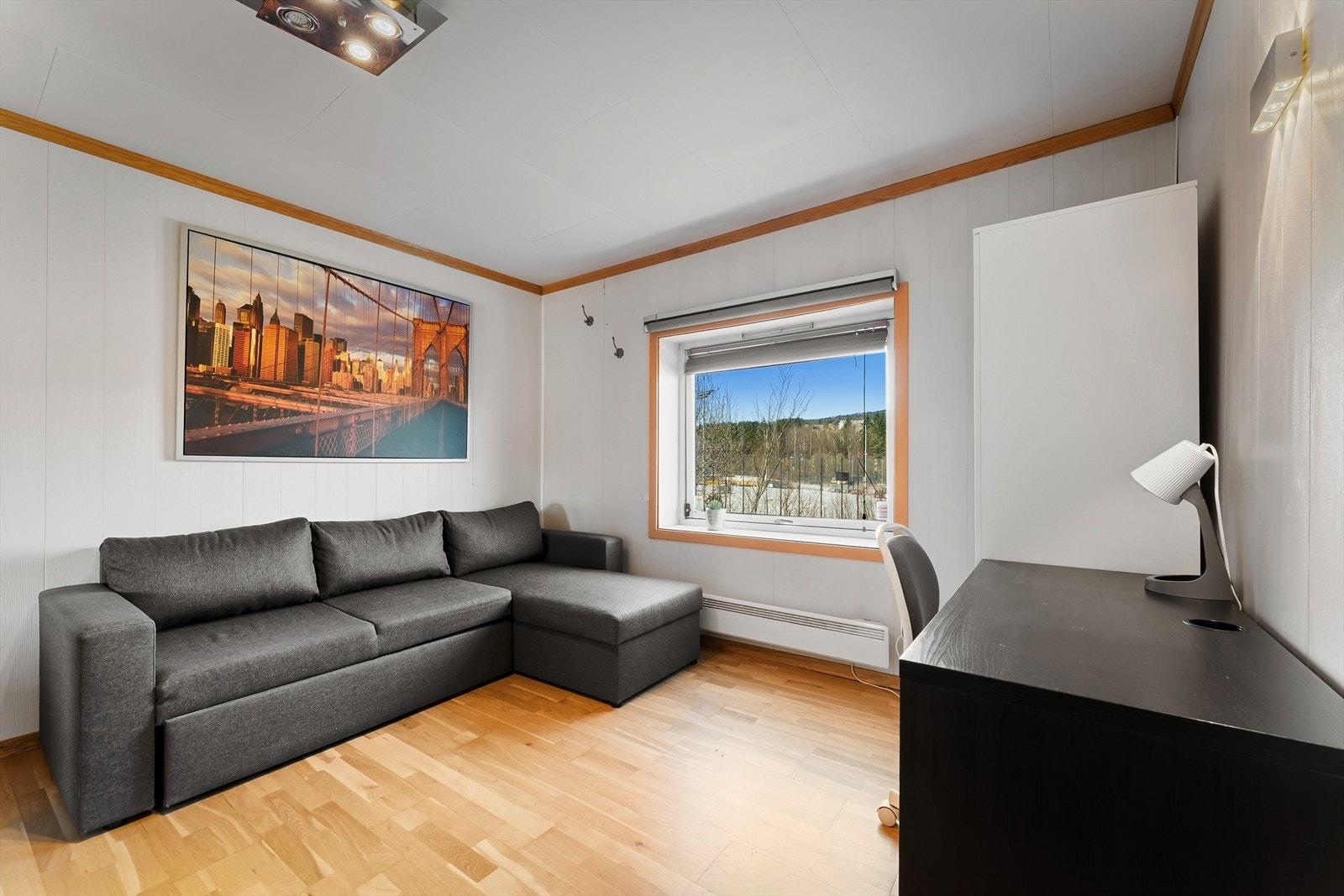 Romslig soverom med plass til seng, garderobe og skrivebord. Galleribilde