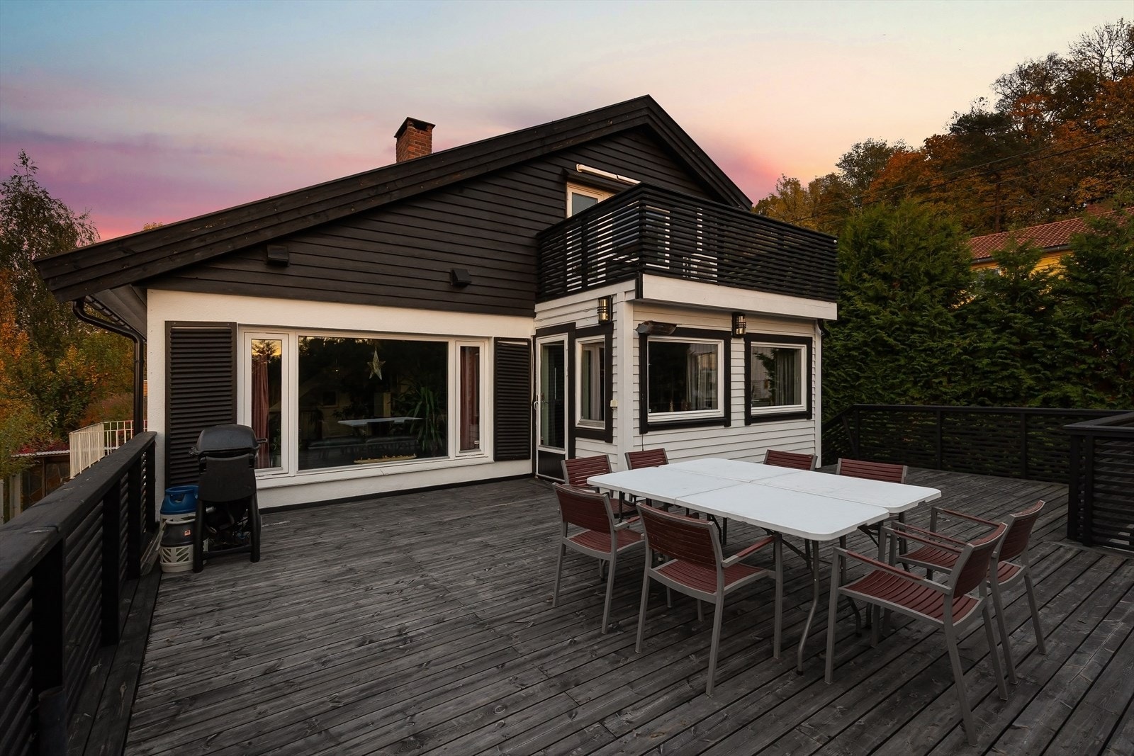 Nyere terrassebord og rekkverk fra 2021. Galleribilde