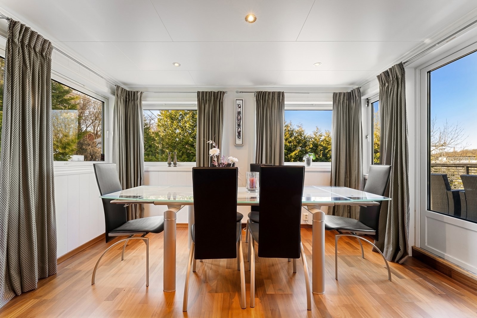 Trivelig spisestue med naturlig lys og god plass til langbord. Galleribilde