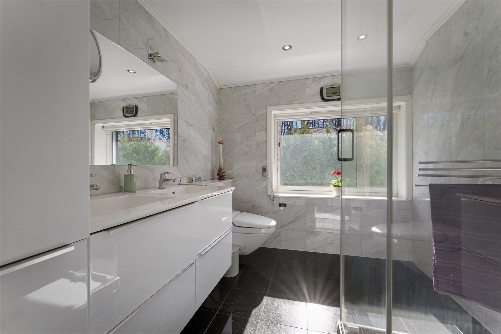 Moderne bad fra 2014 med dobbel servant, steamdusj og veggmontert dusjtoalett Geberitt AquaClean. Galleribilde