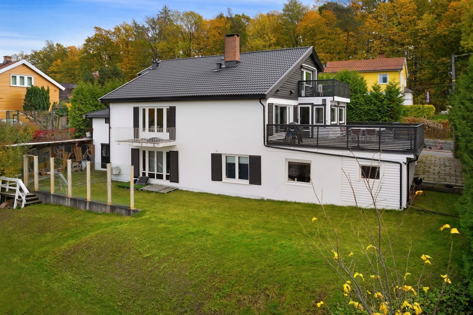 Flere uteplasser som skaper gode soner på tomten. Galleribilde
