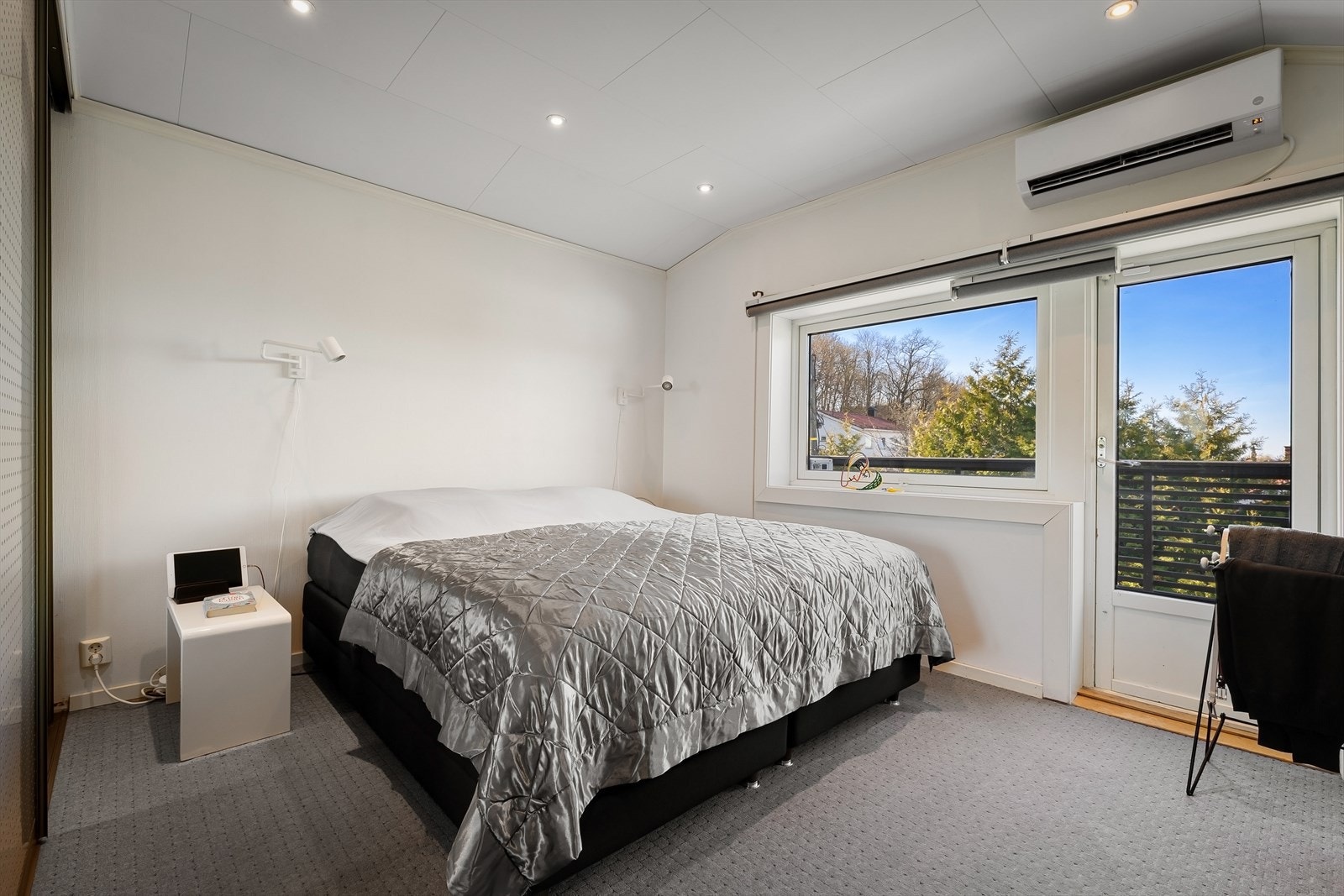 Privat takterrasse på ca. 8 m² med adkomst fra soverom - perfekt frokostplass. Galleribilde