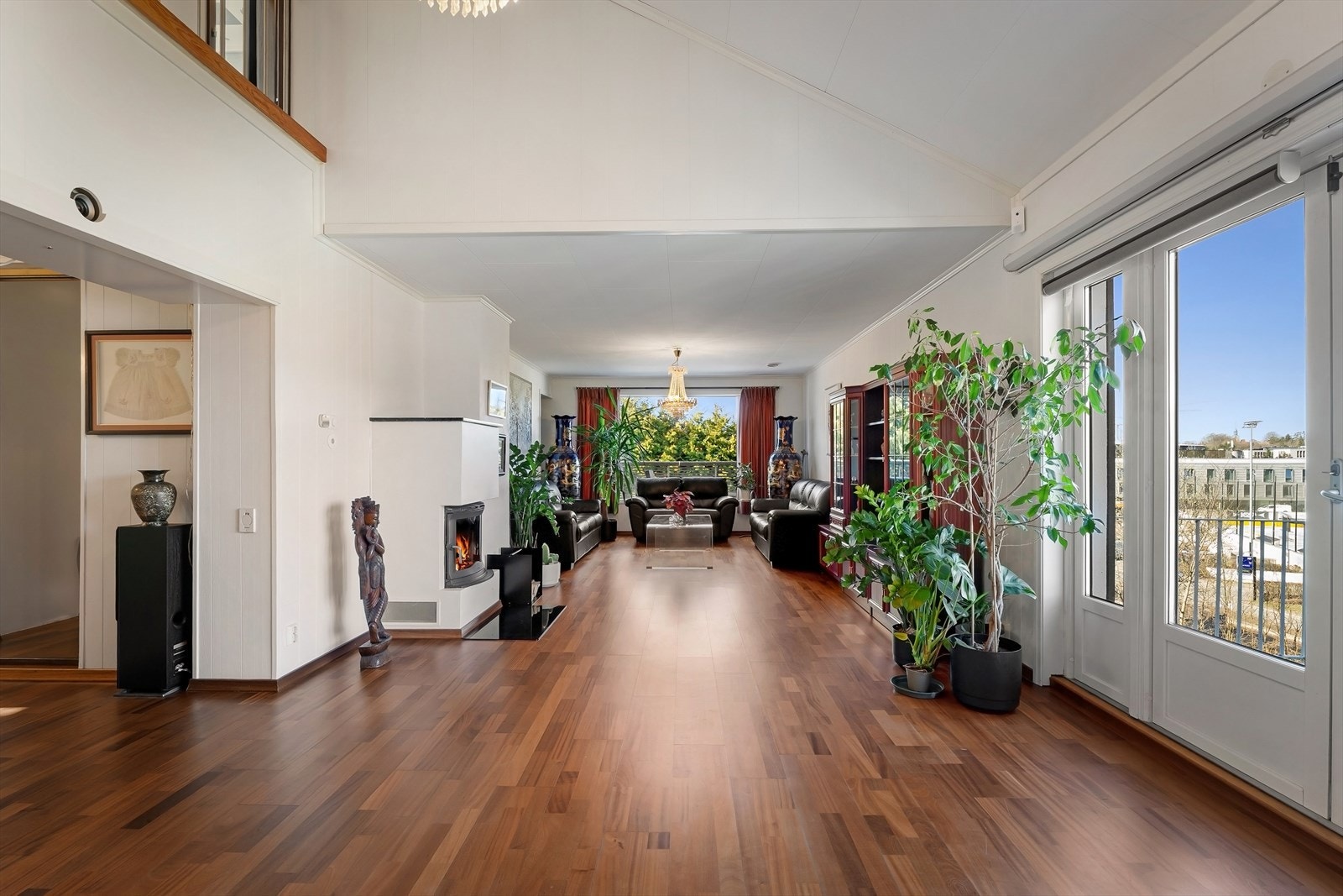 Lys og luftig stue med store vinduer og god romfølelse. Galleribilde